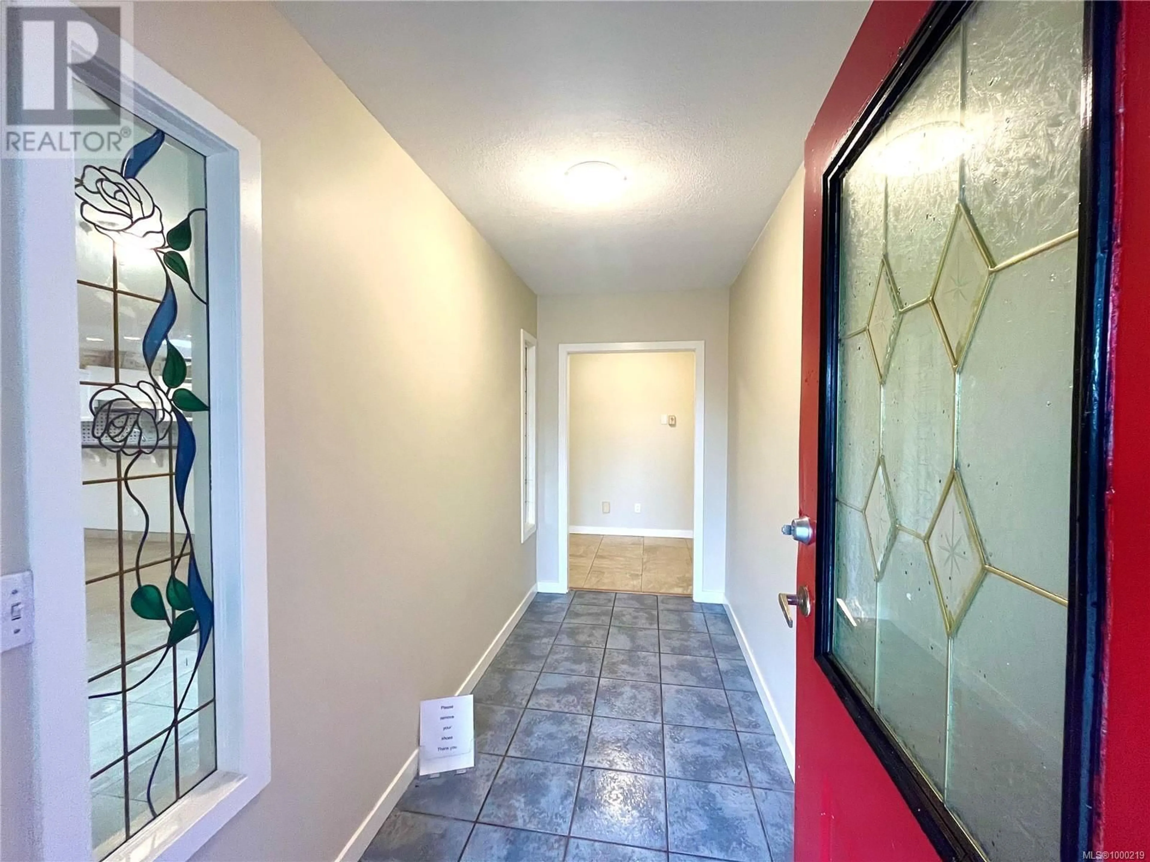 Indoor entryway for 1941 JINGLE POT ROAD, Nanaimo British Columbia V9R6H7