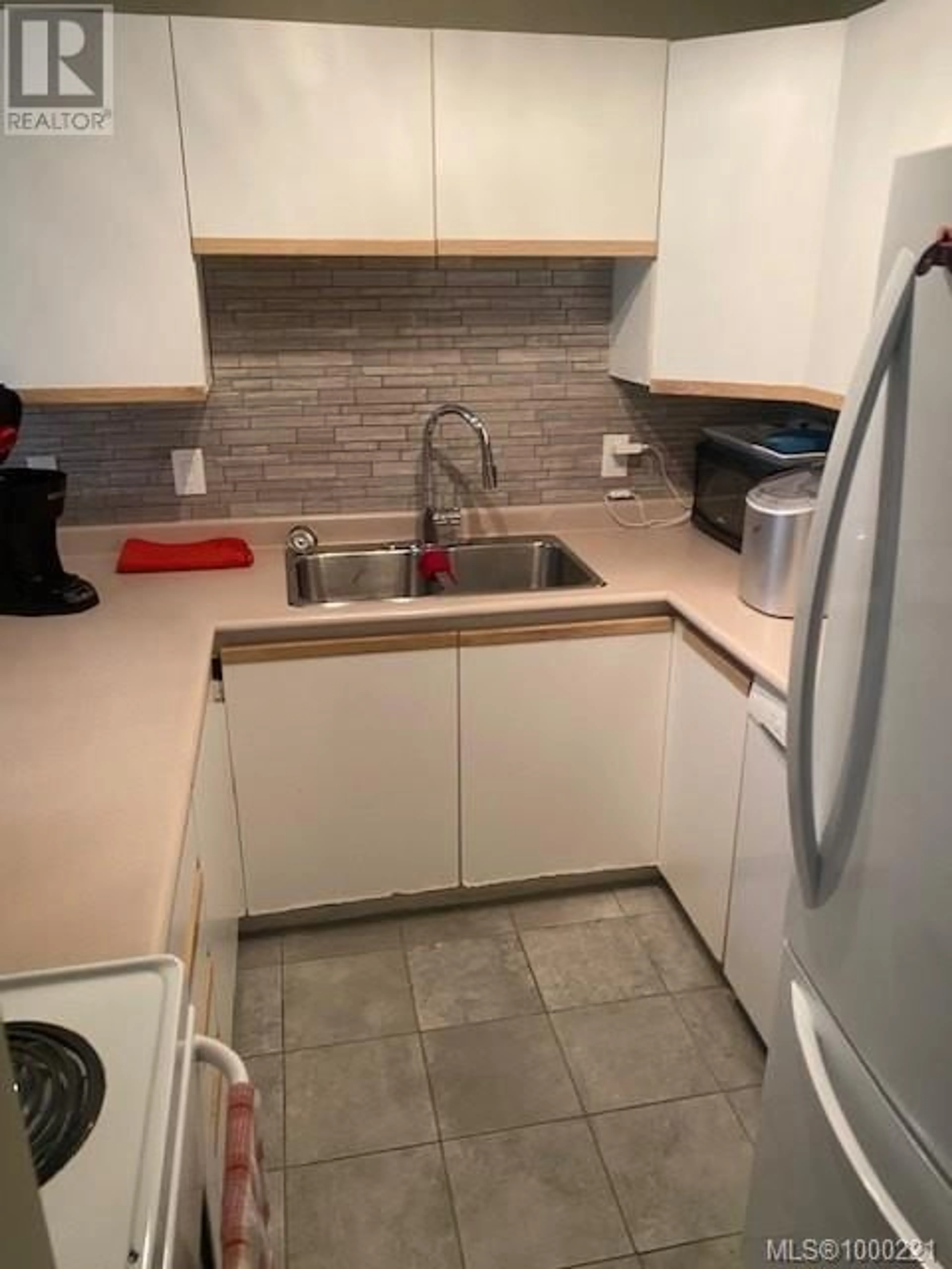 Standard kitchen, ceramic/tile floor for 201 - 481 KENNEDY STREET, Nanaimo British Columbia V9R5B3