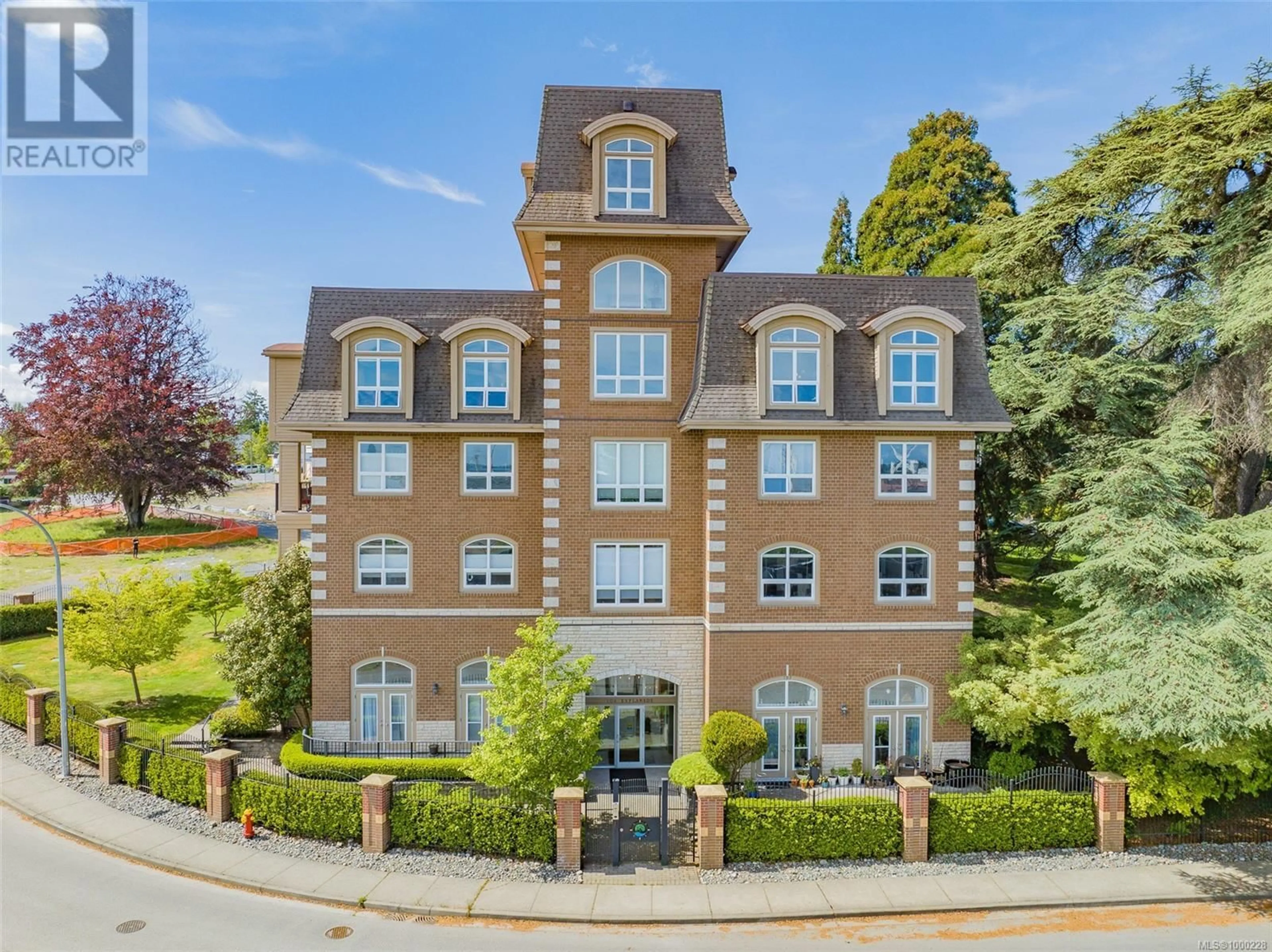 A pic from outside/outdoor area/front of a property/back of a property/a pic from drone, building for 304 - 104 ESPLANADE STREET, Nanaimo British Columbia V9R0G6