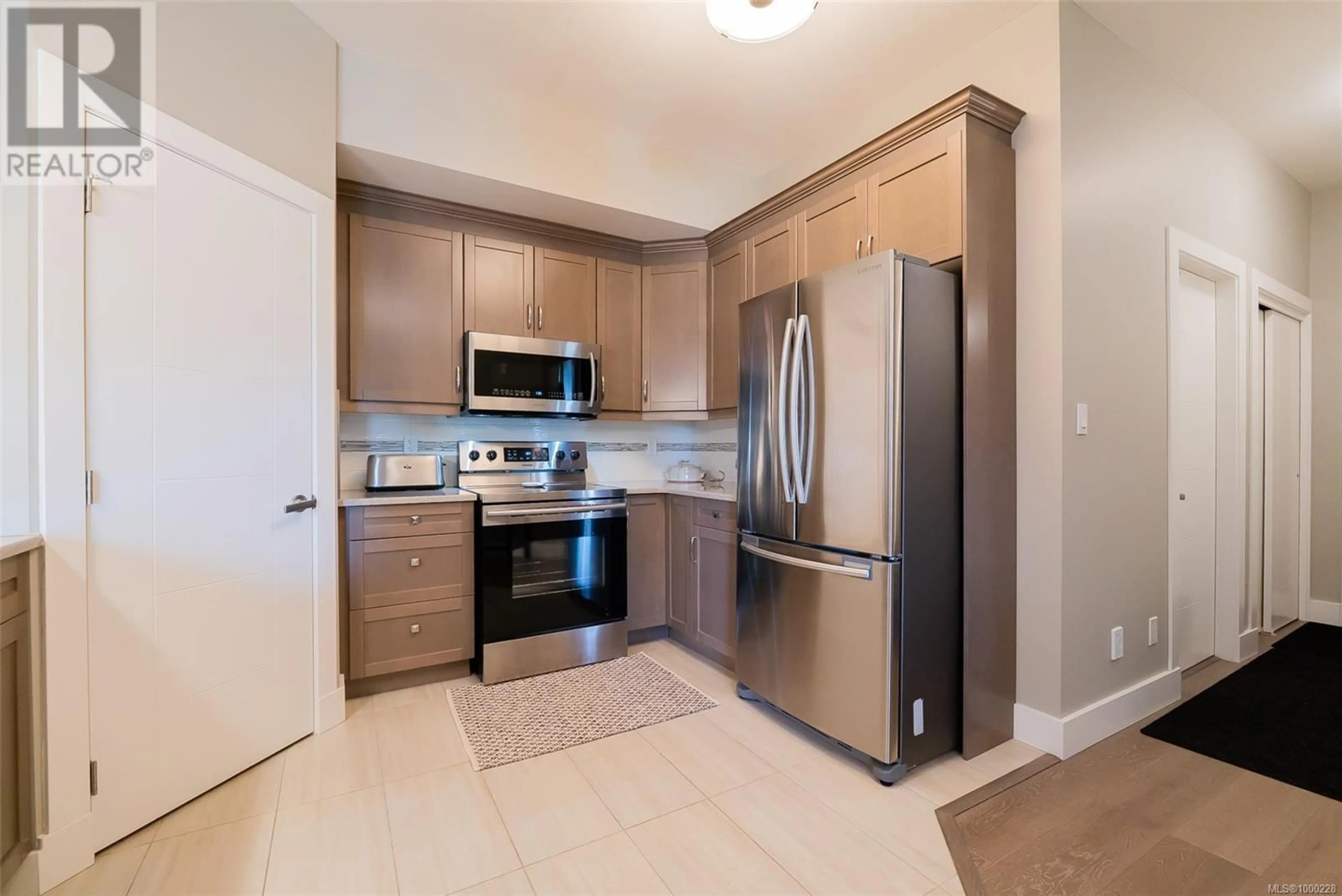 Standard kitchen, ceramic/tile floor for 304 - 104 ESPLANADE STREET, Nanaimo British Columbia V9R0G6