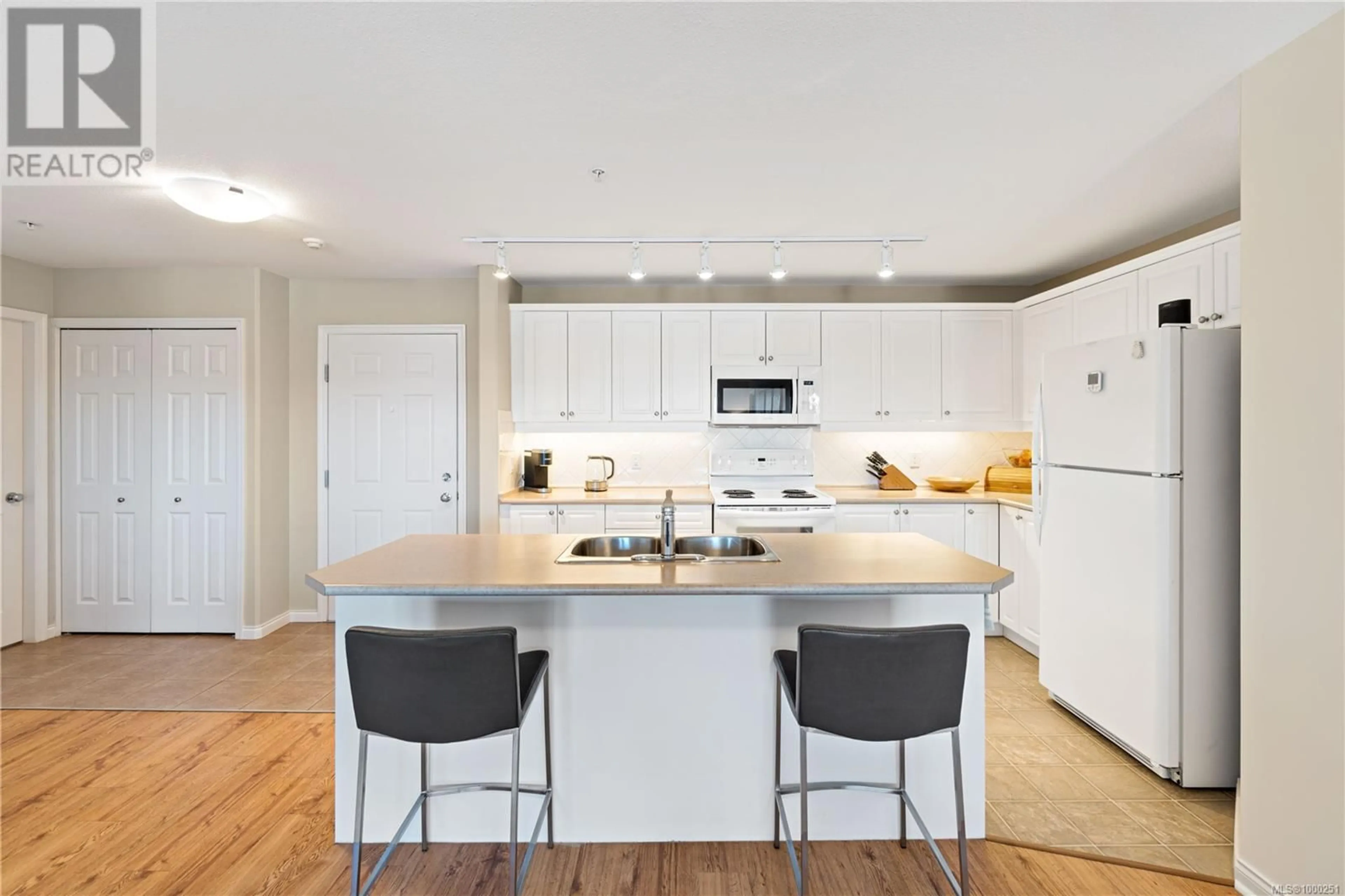 Open concept kitchen, wood/laminate floor for 211 - 1633 DUFFERIN CRESCENT, Nanaimo British Columbia V9S5T4