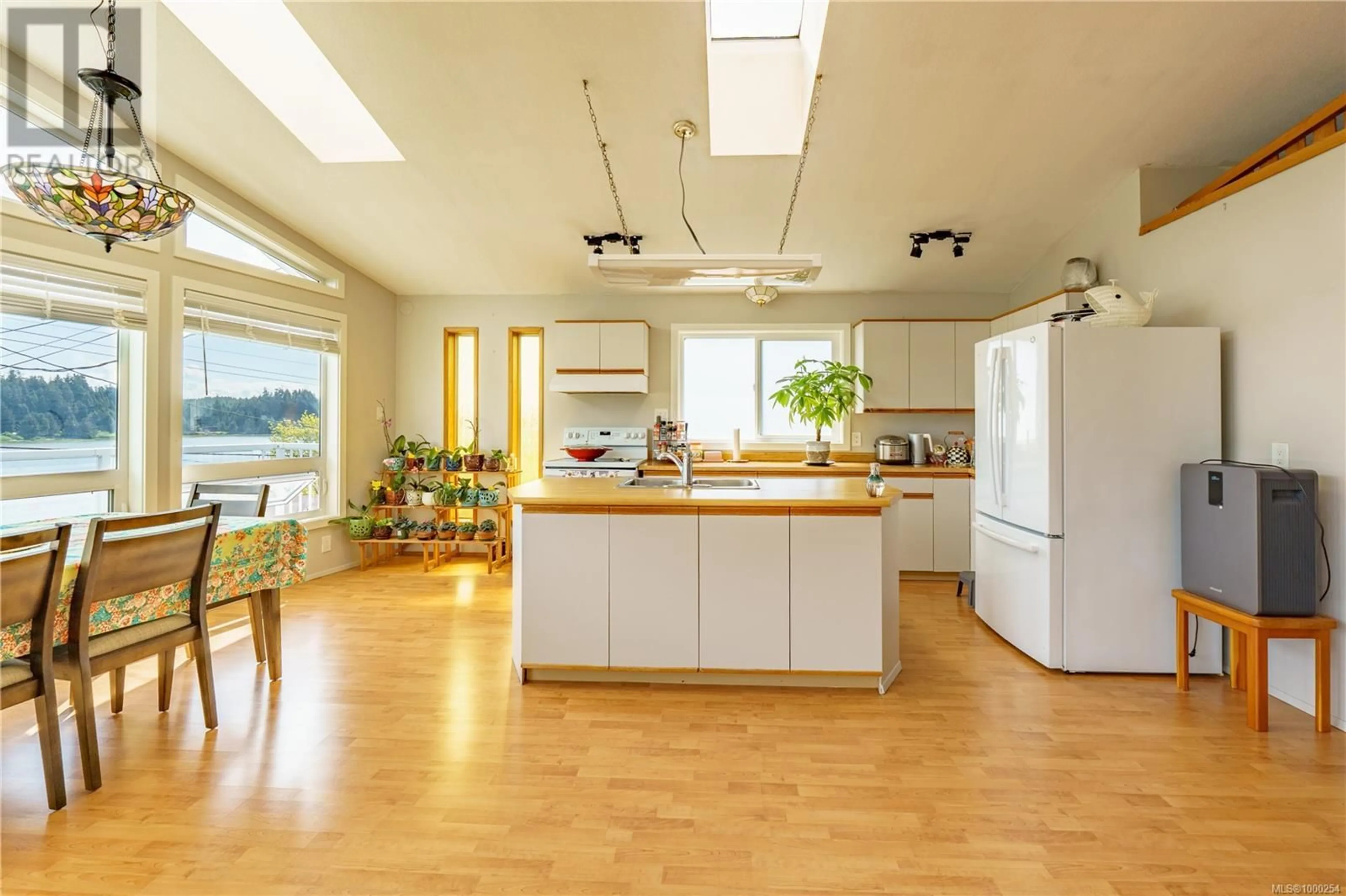Open concept kitchen, unknown for 1483 HELEN ROAD, Ucluelet British Columbia V0R3A0