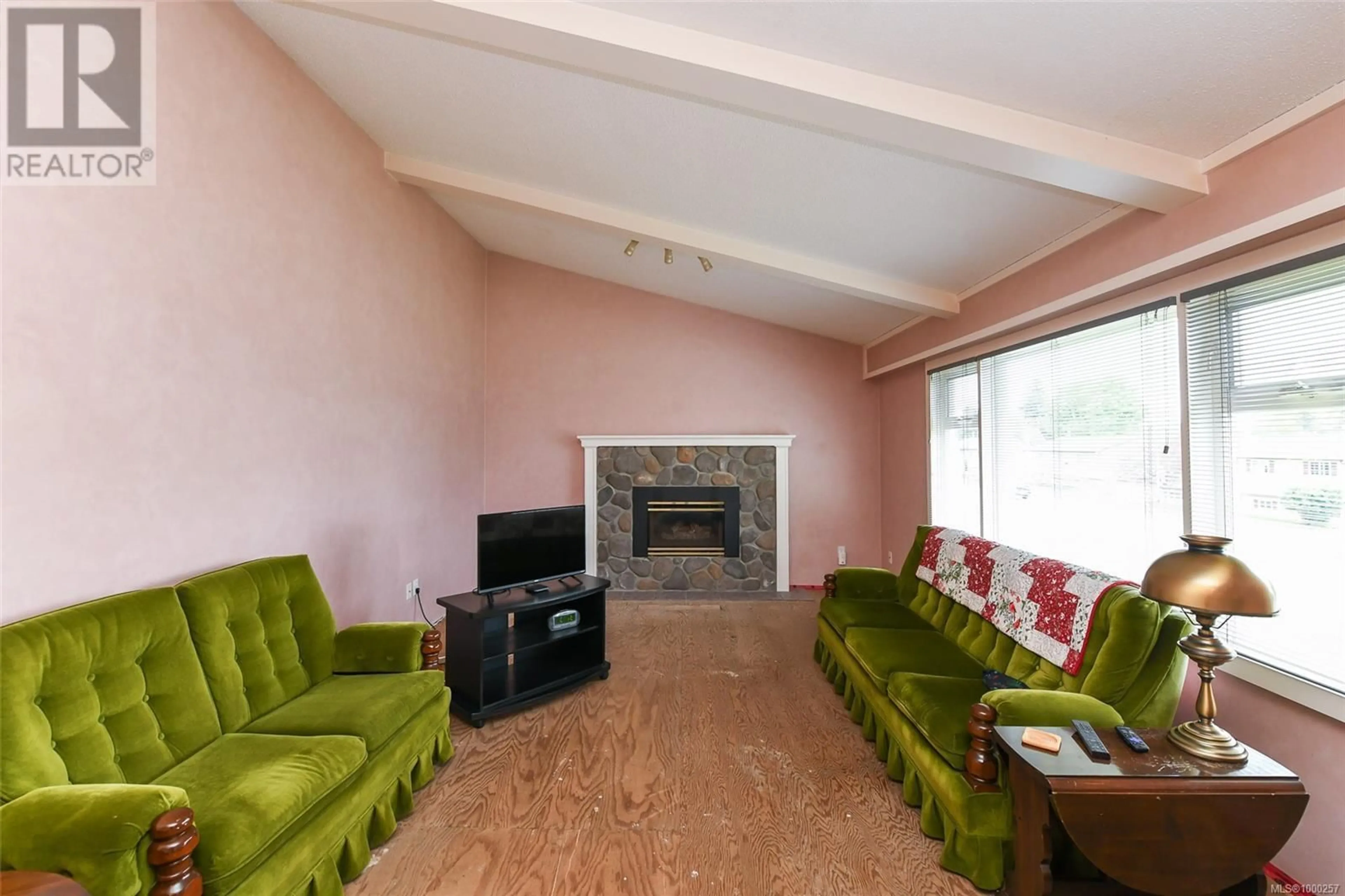 Living room with furniture, unknown for 1932 DOGWOOD DRIVE, Courtenay British Columbia V9N3B3