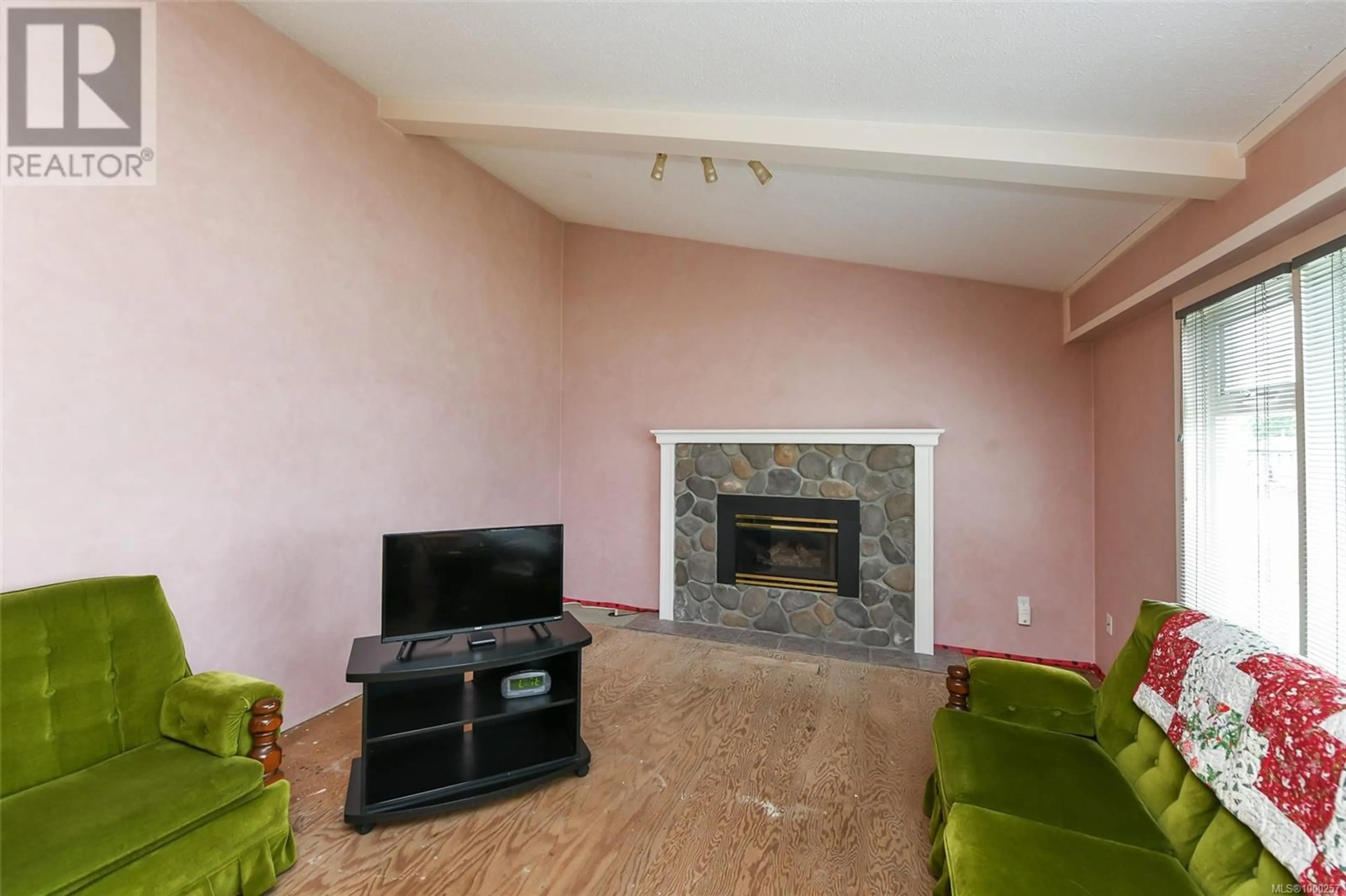 Living room with furniture, unknown for 1932 DOGWOOD DRIVE, Courtenay British Columbia V9N3B3