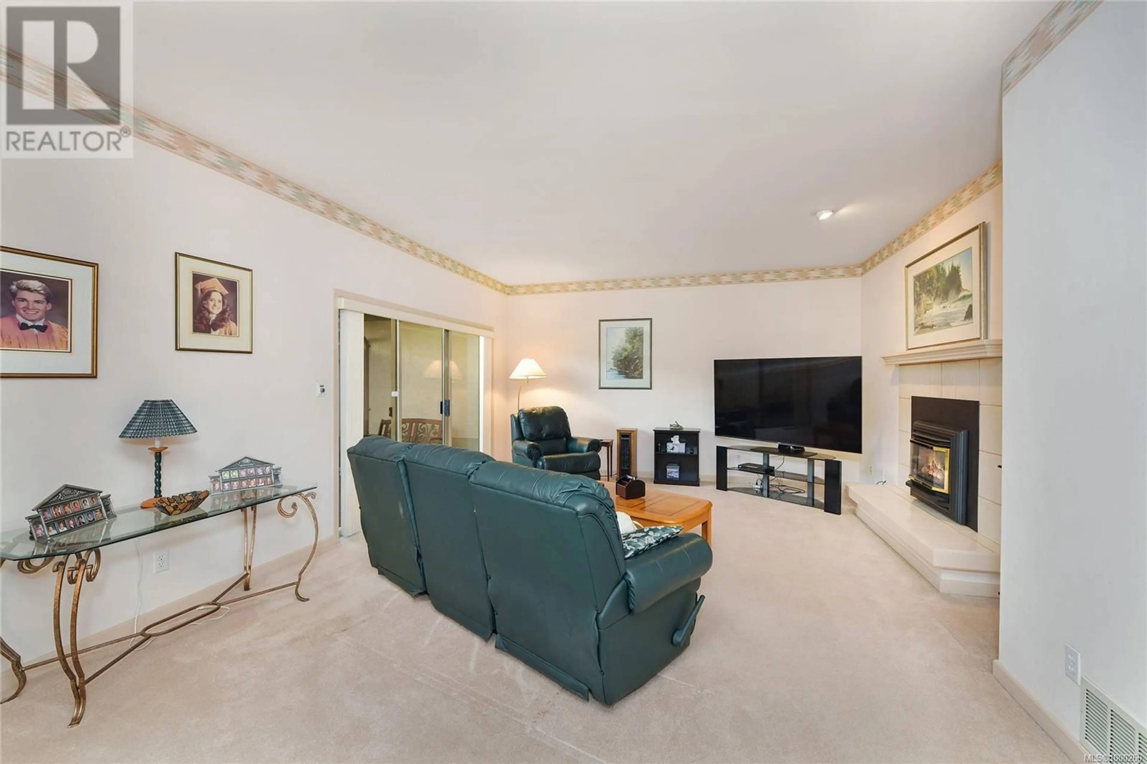 Living room with furniture, unknown for 31 - 4701 LOCHSIDE DRIVE, Saanich British Columbia V8Y3E2