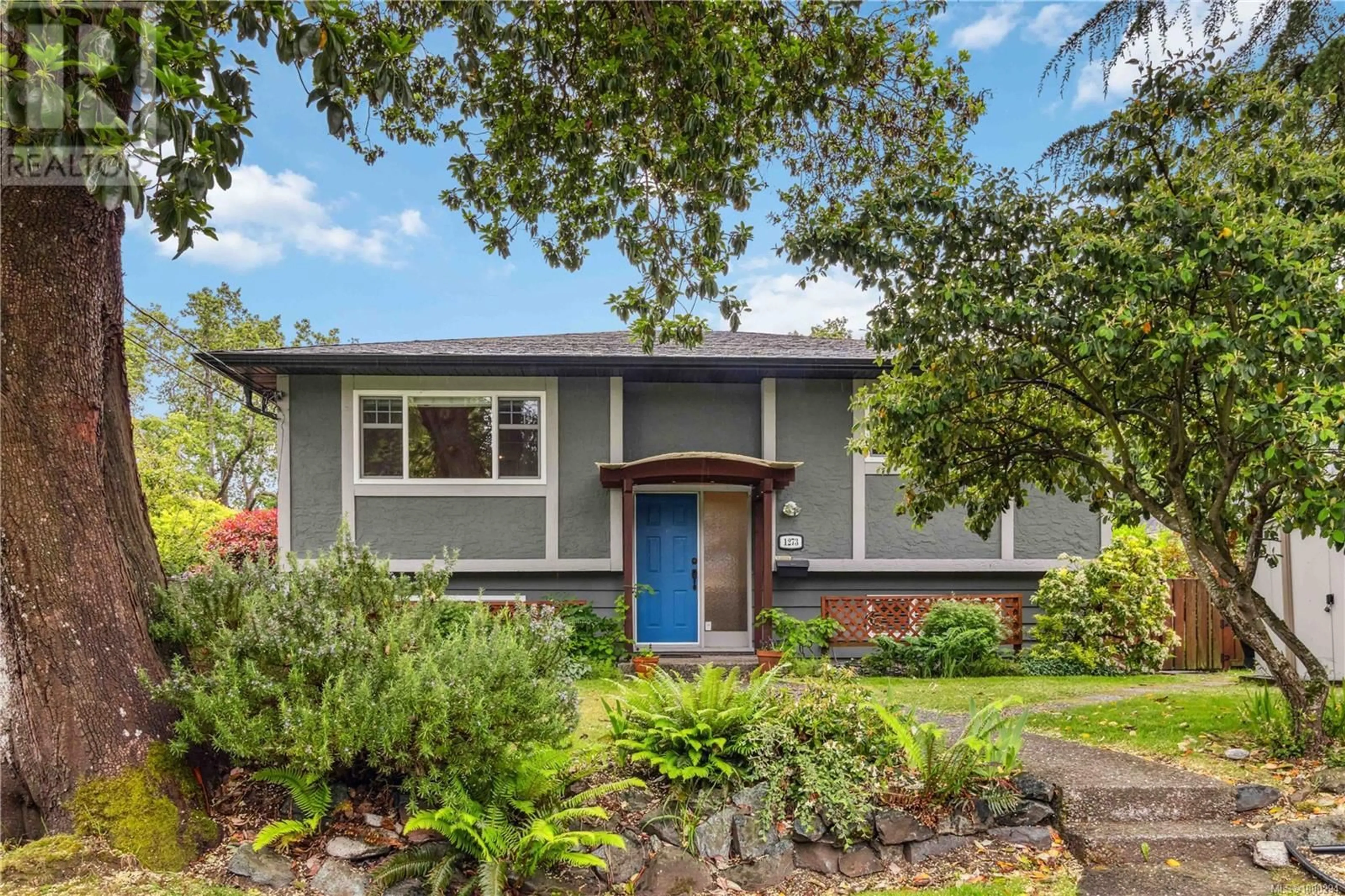 Home with vinyl exterior material, street for 1273 HOLLOWAY STREET, Saanich British Columbia V8P1M8