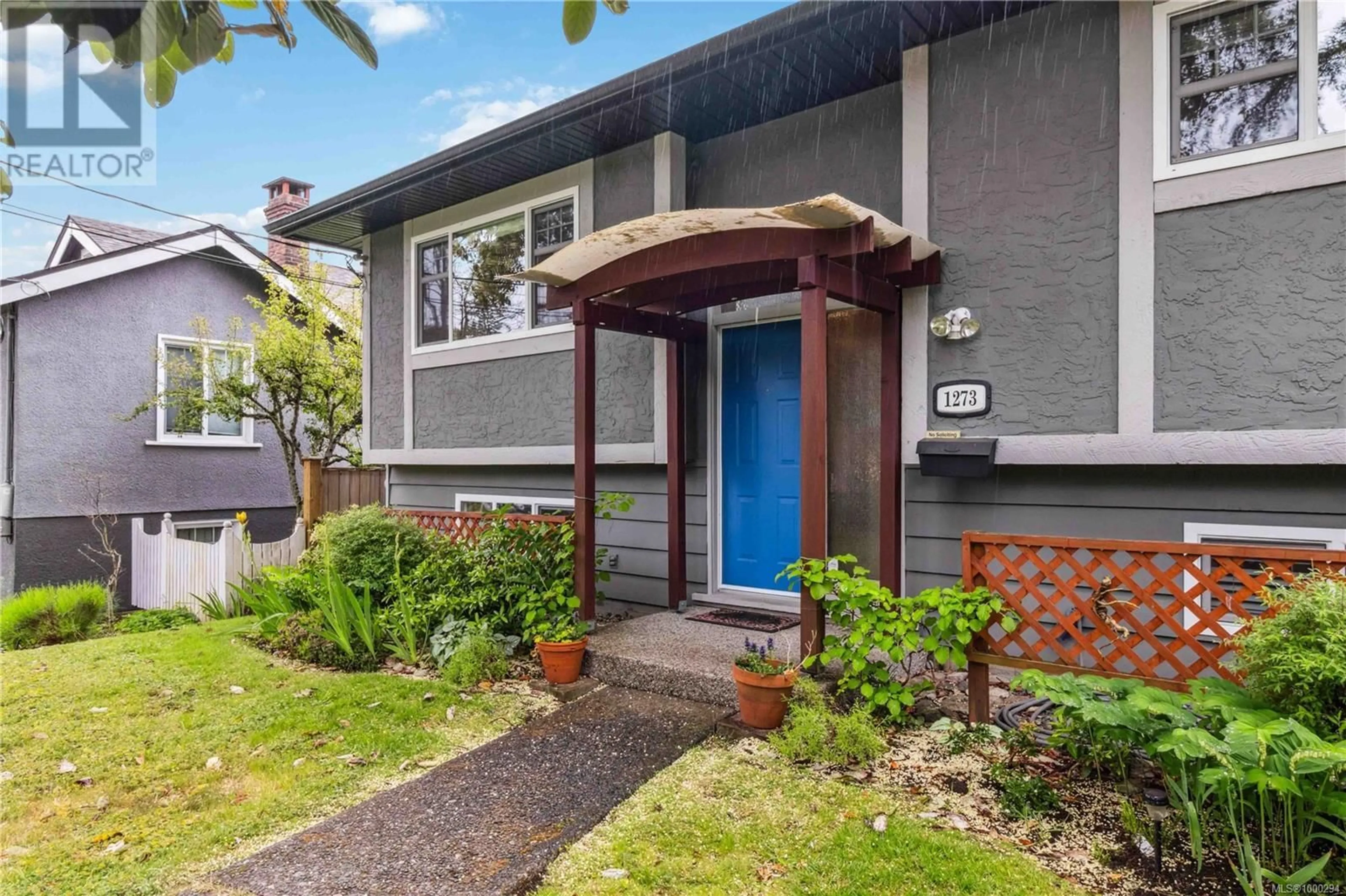 Home with vinyl exterior material, street for 1273 HOLLOWAY STREET, Saanich British Columbia V8P1M8