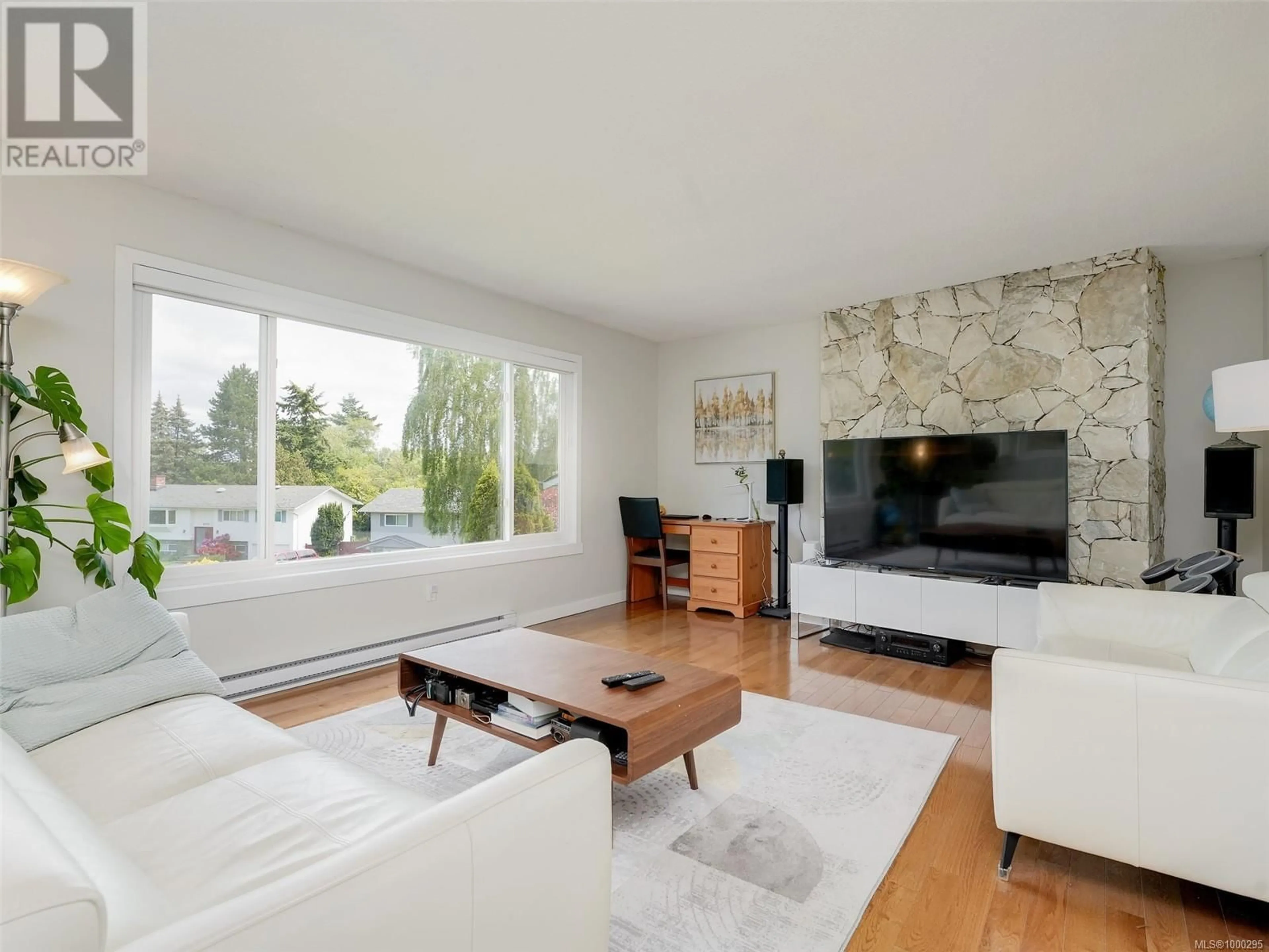 Living room with furniture, unknown for 4316 RAMSAY PLACE, Saanich British Columbia V8N4Y7