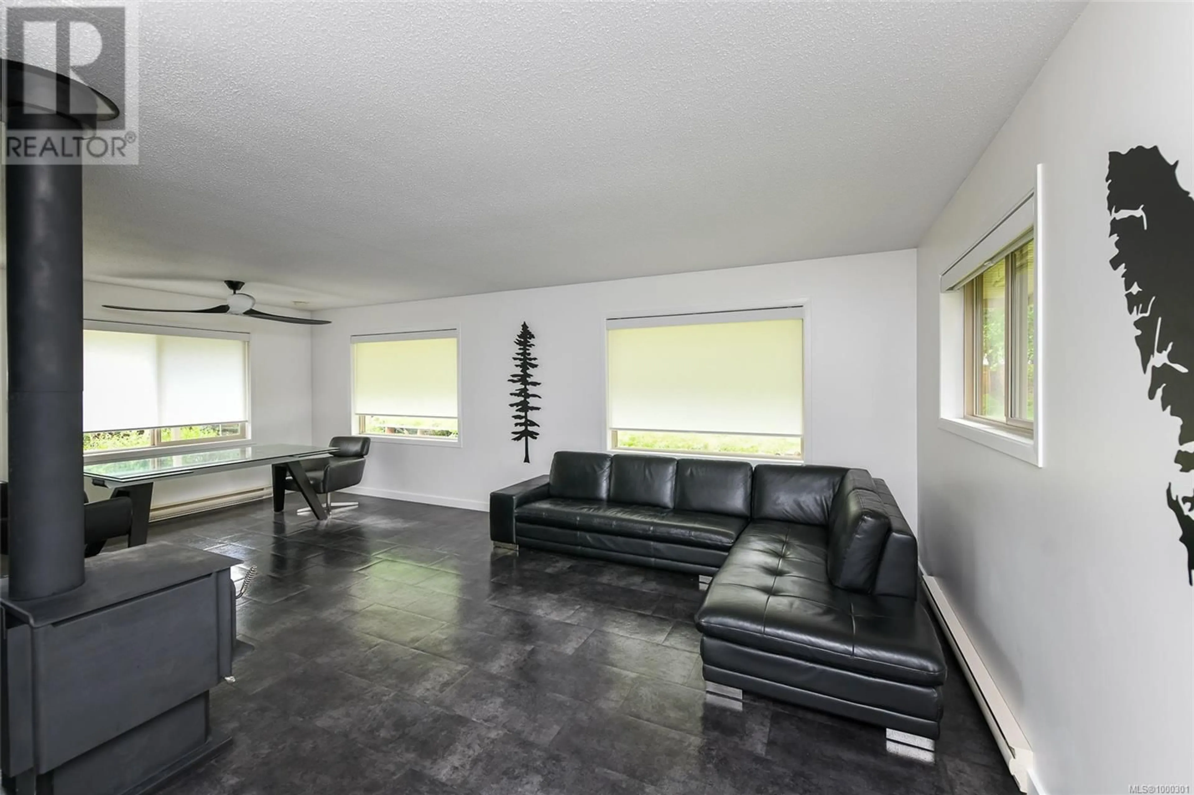 Living room with furniture, unknown for 2017 WILFRED ROAD, Merville British Columbia V9J1J8