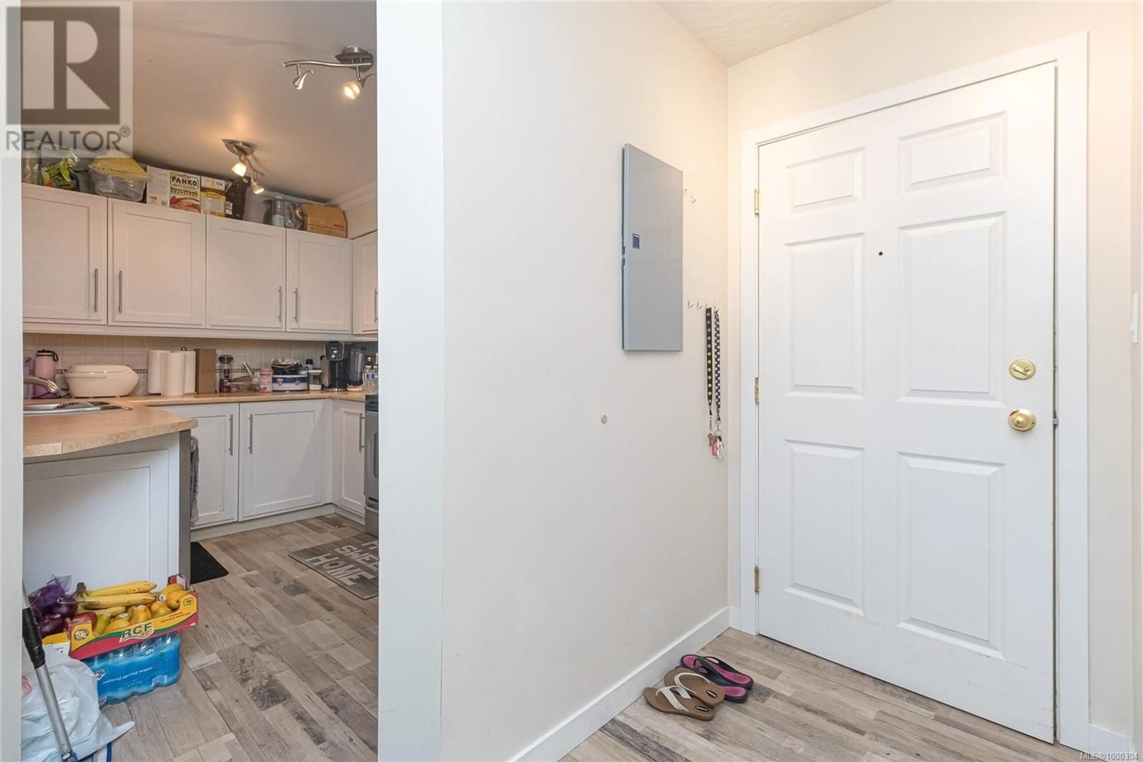 Indoor entryway for 105 - 3010 WASHINGTON AVENUE, Victoria British Columbia V9A1P6