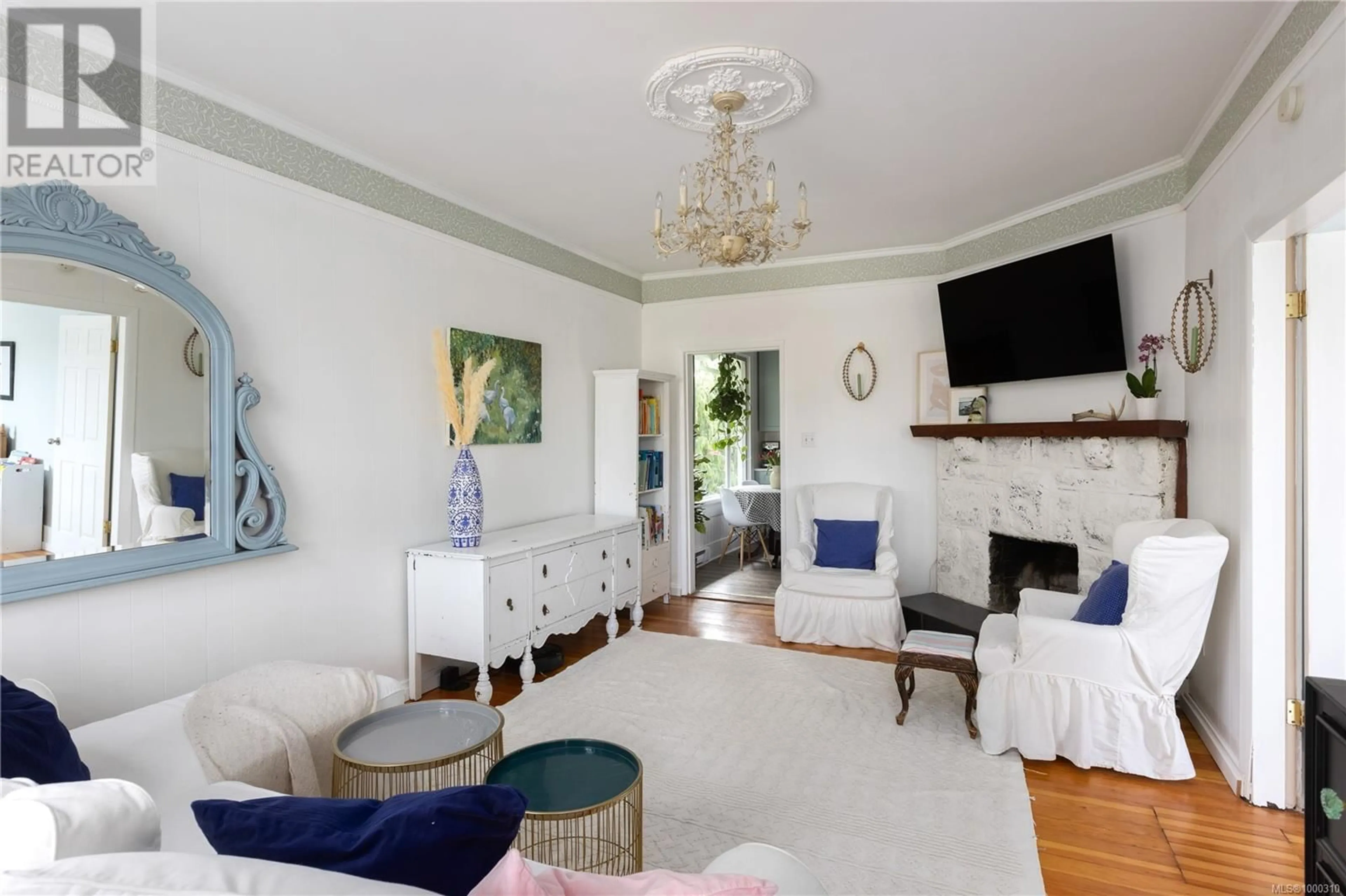 Living room with furniture, unknown for 1561 NORTH DAIRY ROAD, Victoria British Columbia V8T3T9