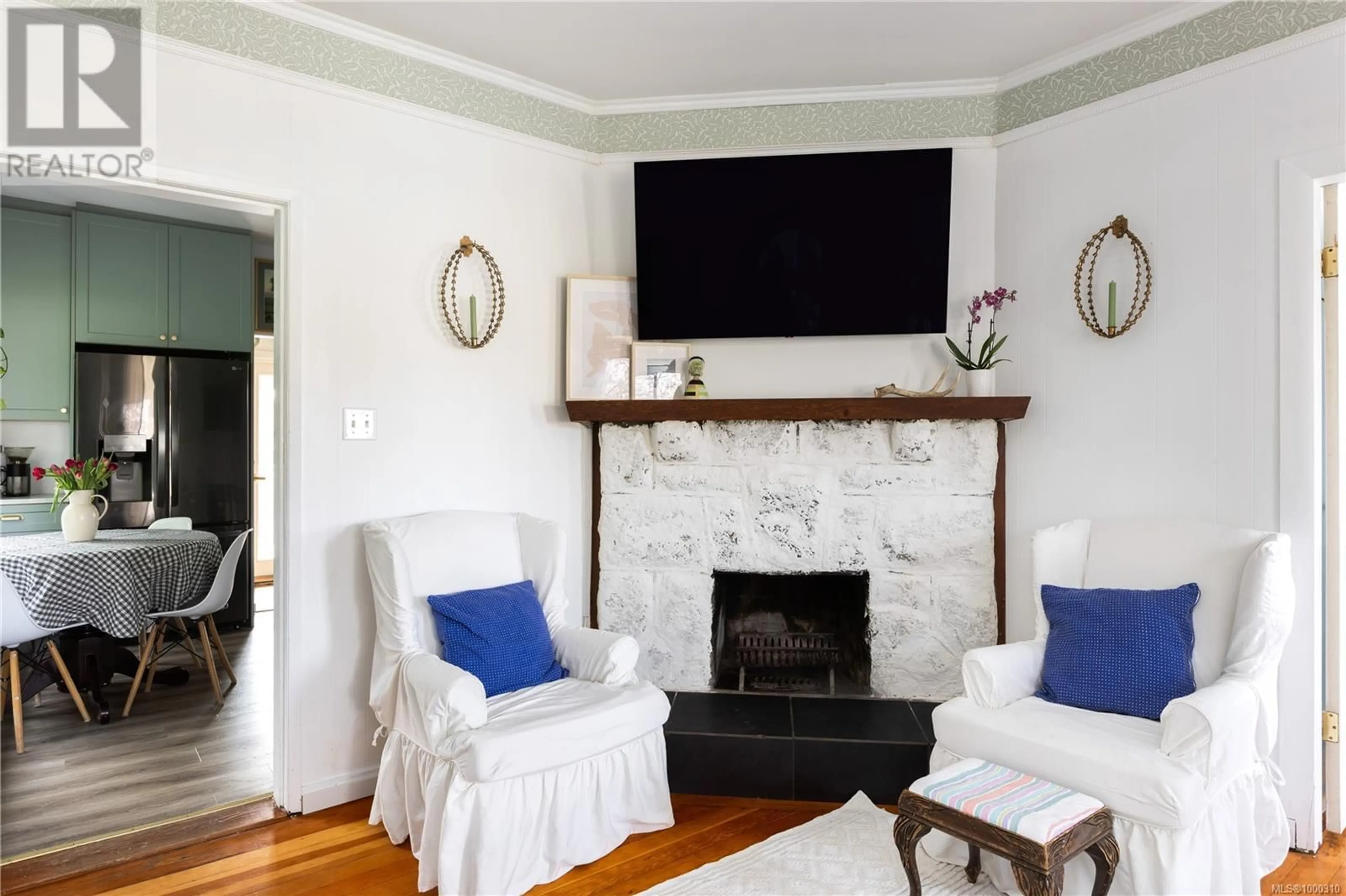 Living room with furniture, wood/laminate floor for 1561 NORTH DAIRY ROAD, Victoria British Columbia V8T3T9