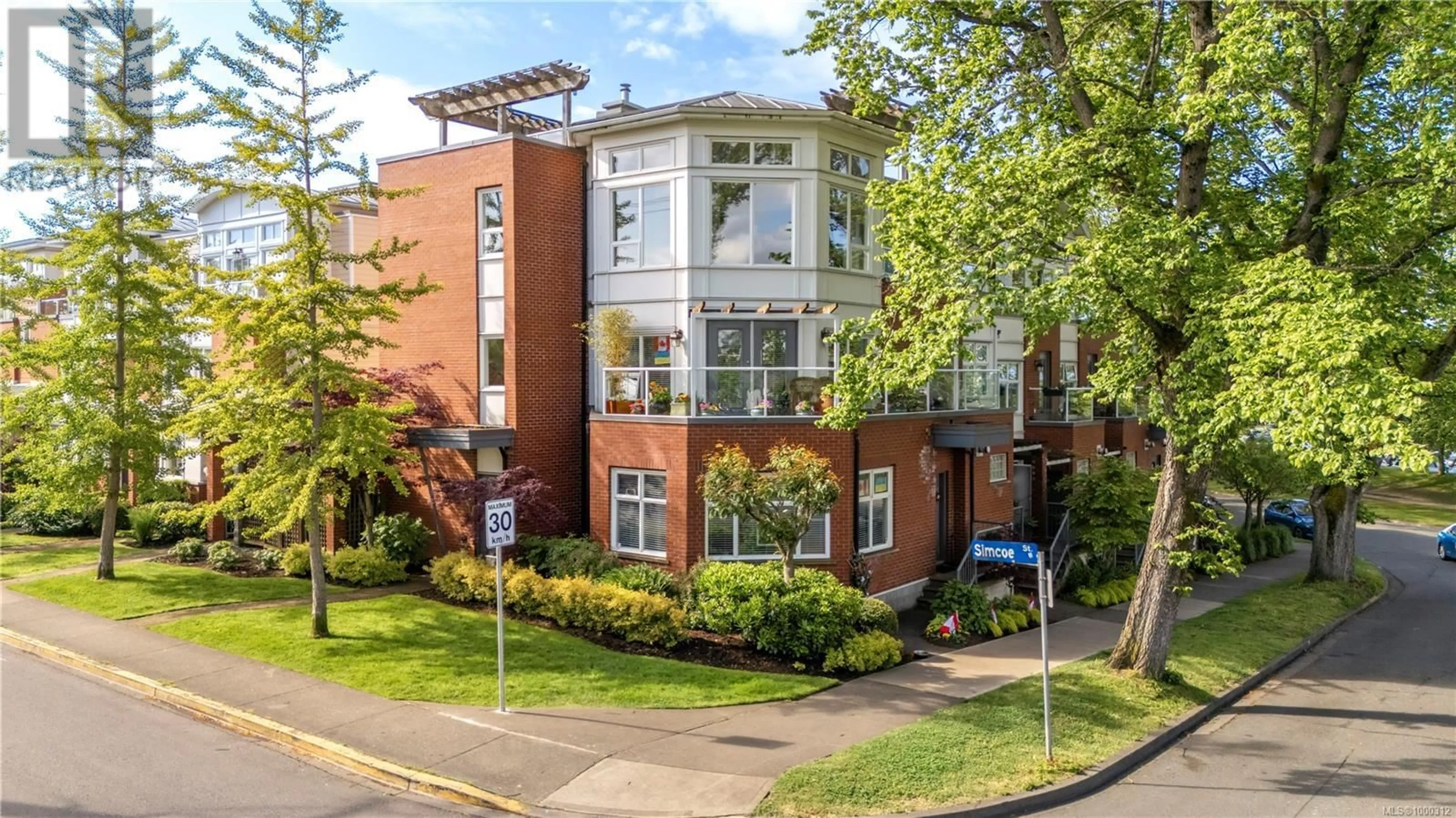 A pic from outside/outdoor area/front of a property/back of a property/a pic from drone, street for 15 - 60 DALLAS ROAD, Victoria British Columbia V8V1A2