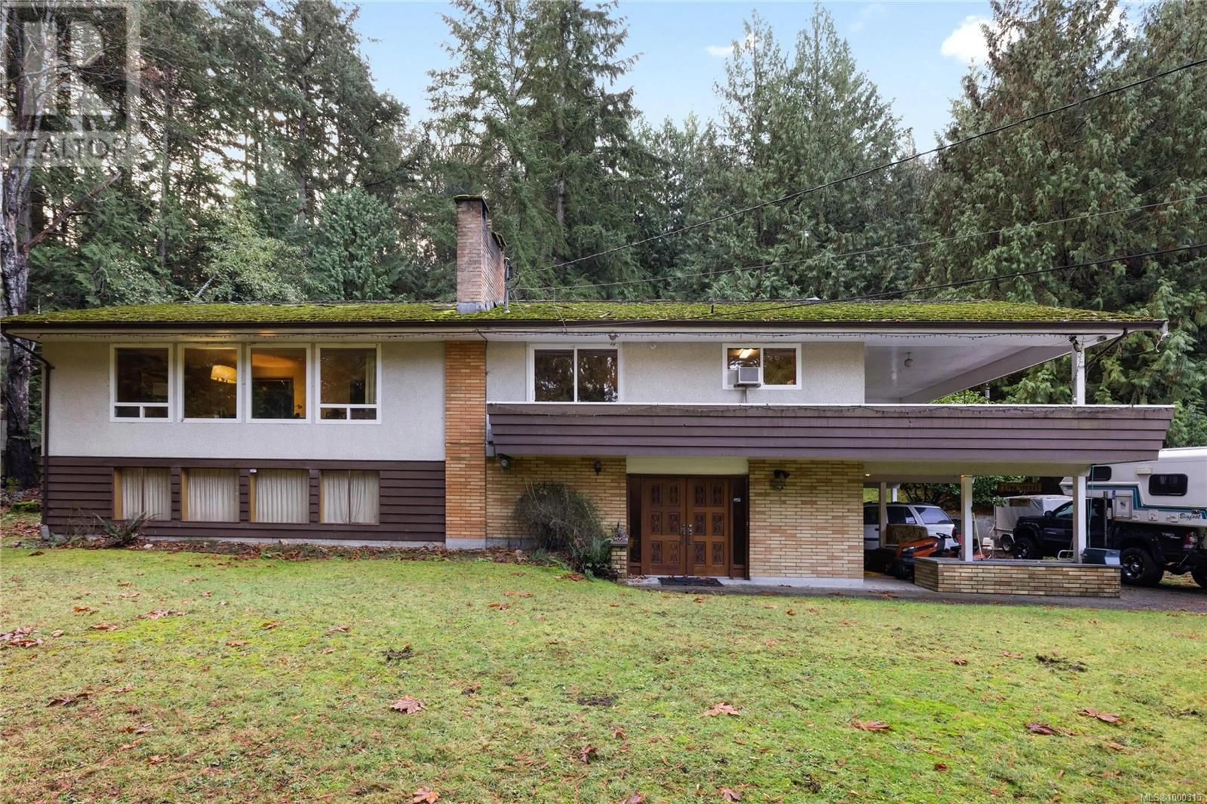Home with vinyl exterior material, street for 5611/5621 HAMMOND BAY ROAD, Nanaimo British Columbia V9T5N2