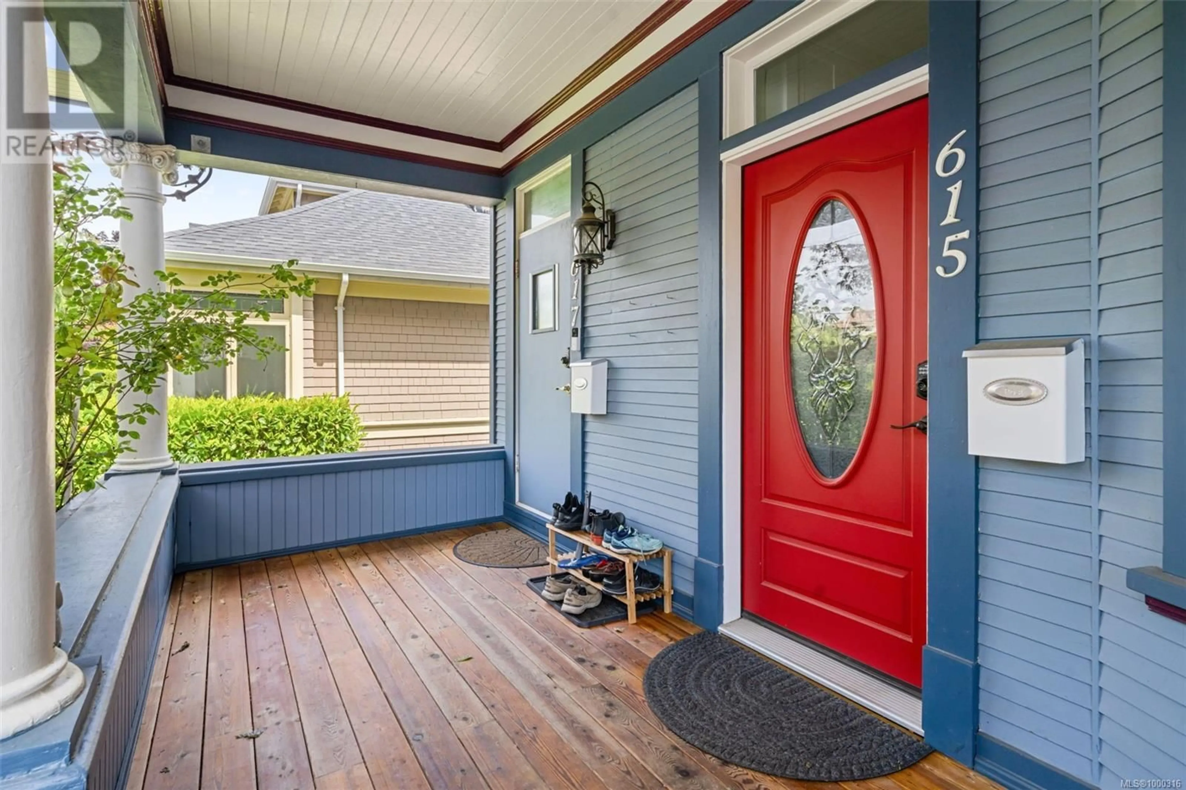 Indoor entryway for 615 HARBINGER AVENUE, Victoria British Columbia V8V4H9