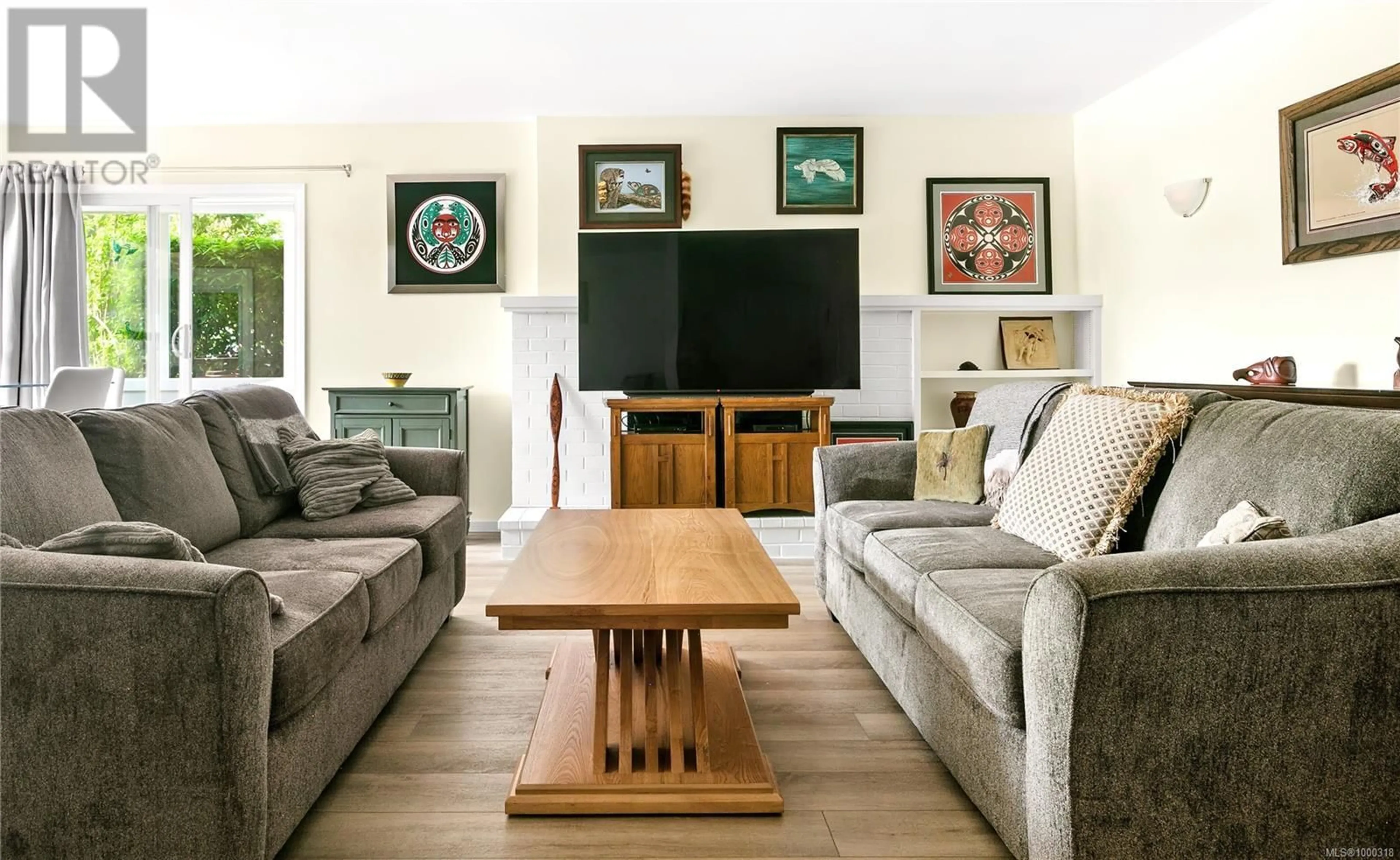 Living room with furniture, wood/laminate floor for 103 - 2323 HAMIOTA STREET, Oak Bay British Columbia V8R2N1