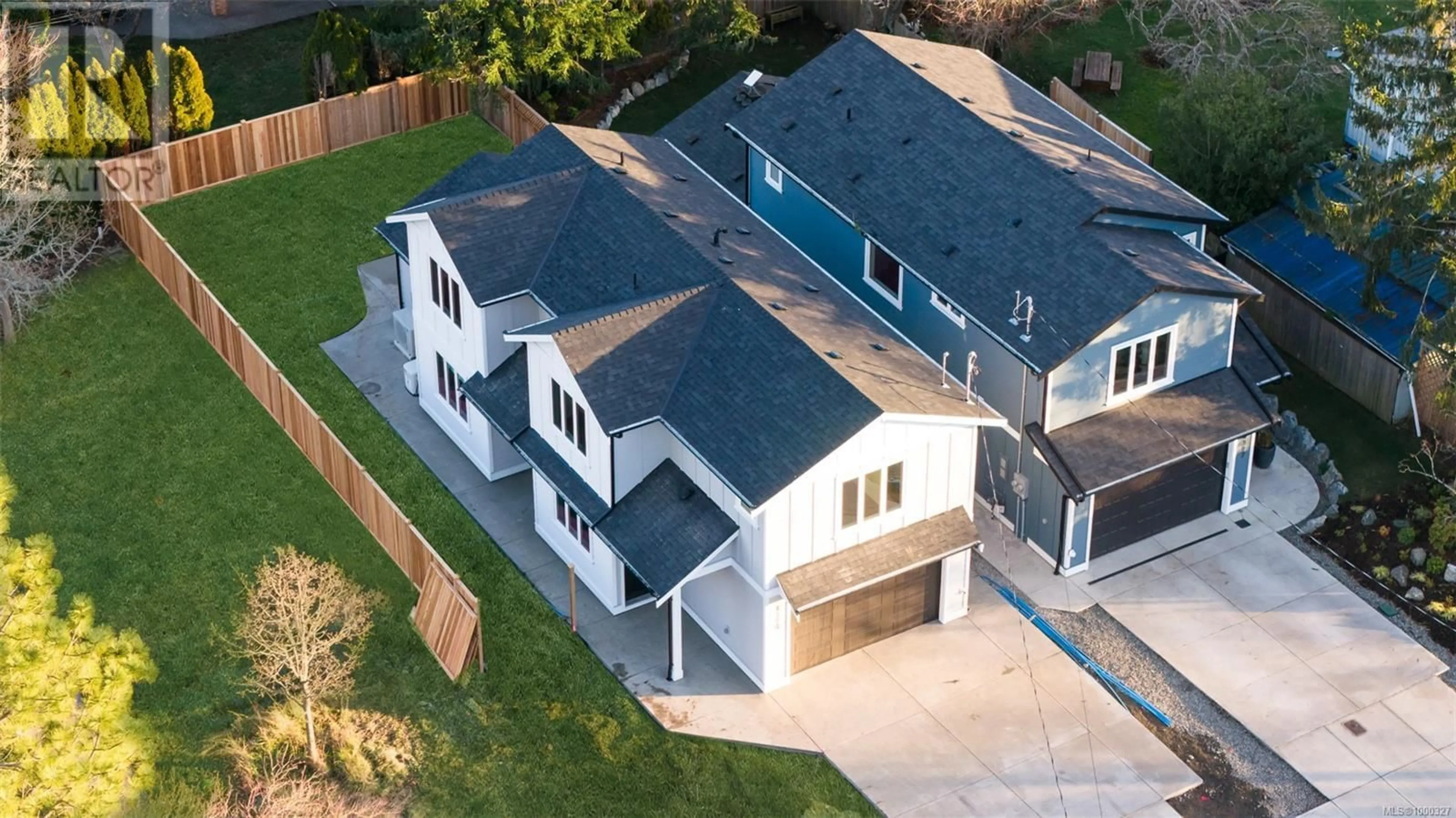 A pic from outside/outdoor area/front of a property/back of a property/a pic from drone, street for 4319 MAJESTIC DRIVE, Saanich British Columbia V8N3H1