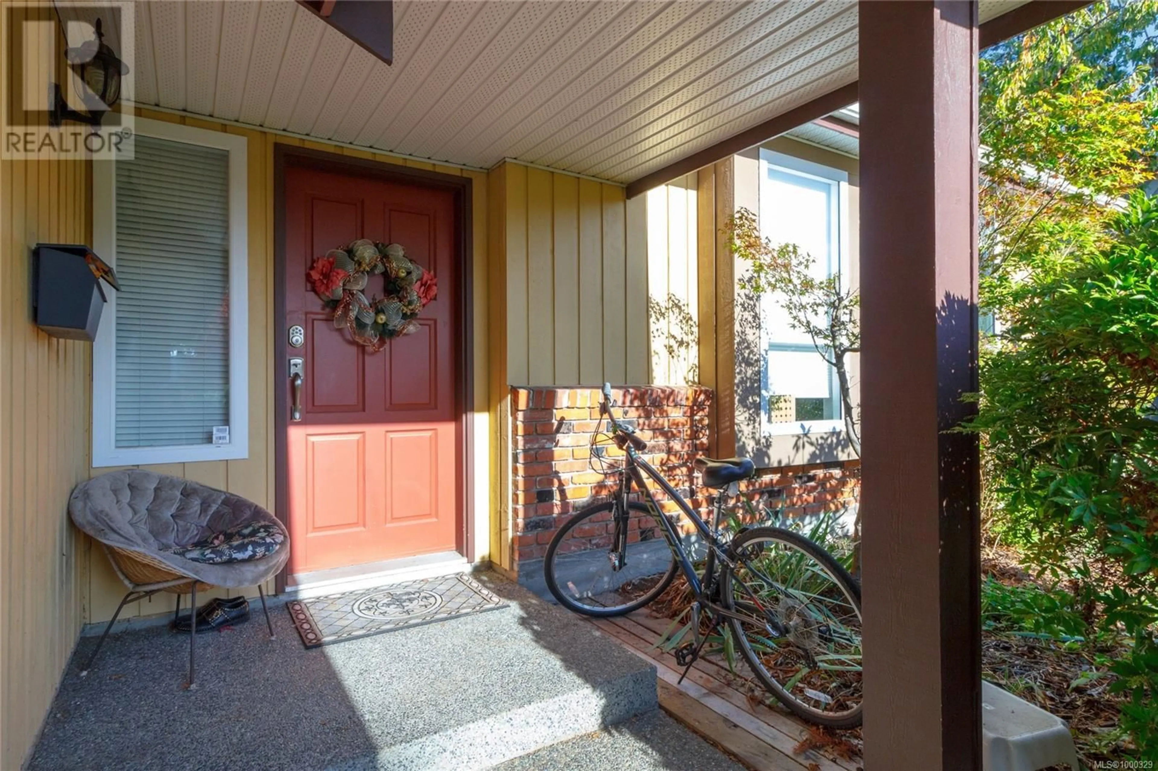 Indoor entryway for 2232 LIFTON PLACE, Saanich British Columbia V8N6B2