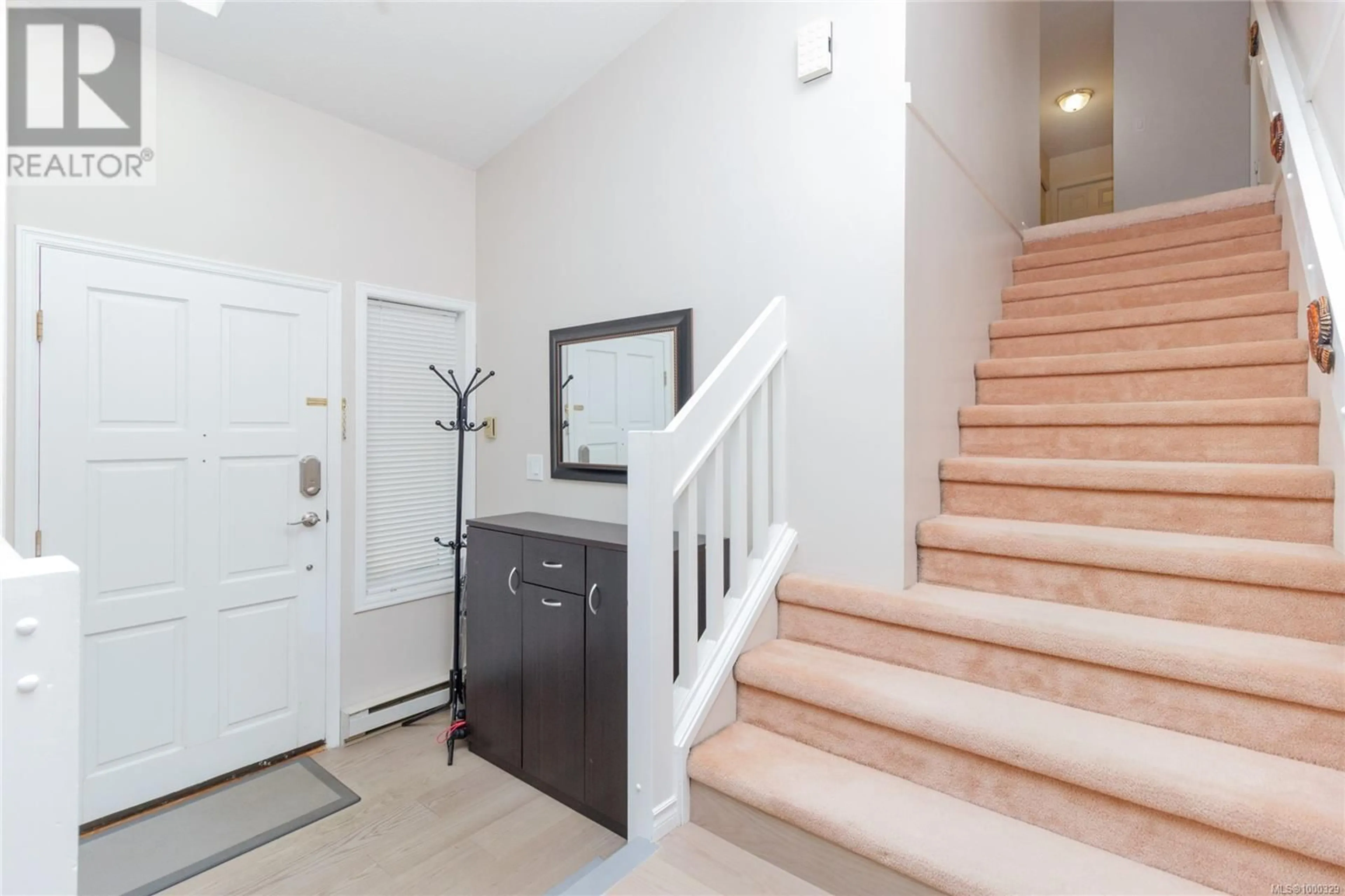 Indoor entryway for 2232 LIFTON PLACE, Saanich British Columbia V8N6B2