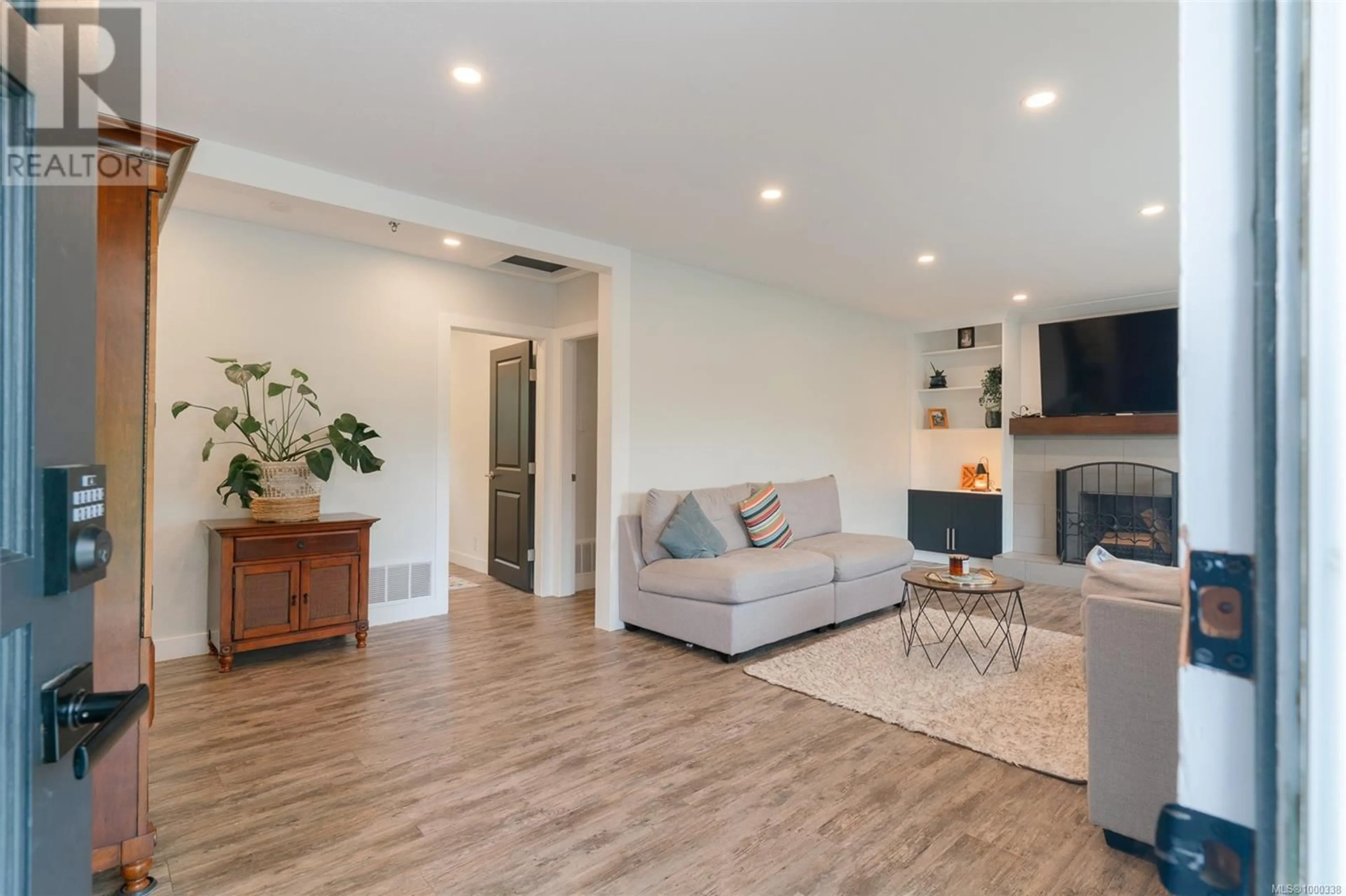 Living room with furniture, wood/laminate floor for 274 VILLA ROAD, Nanaimo British Columbia V9T2P5