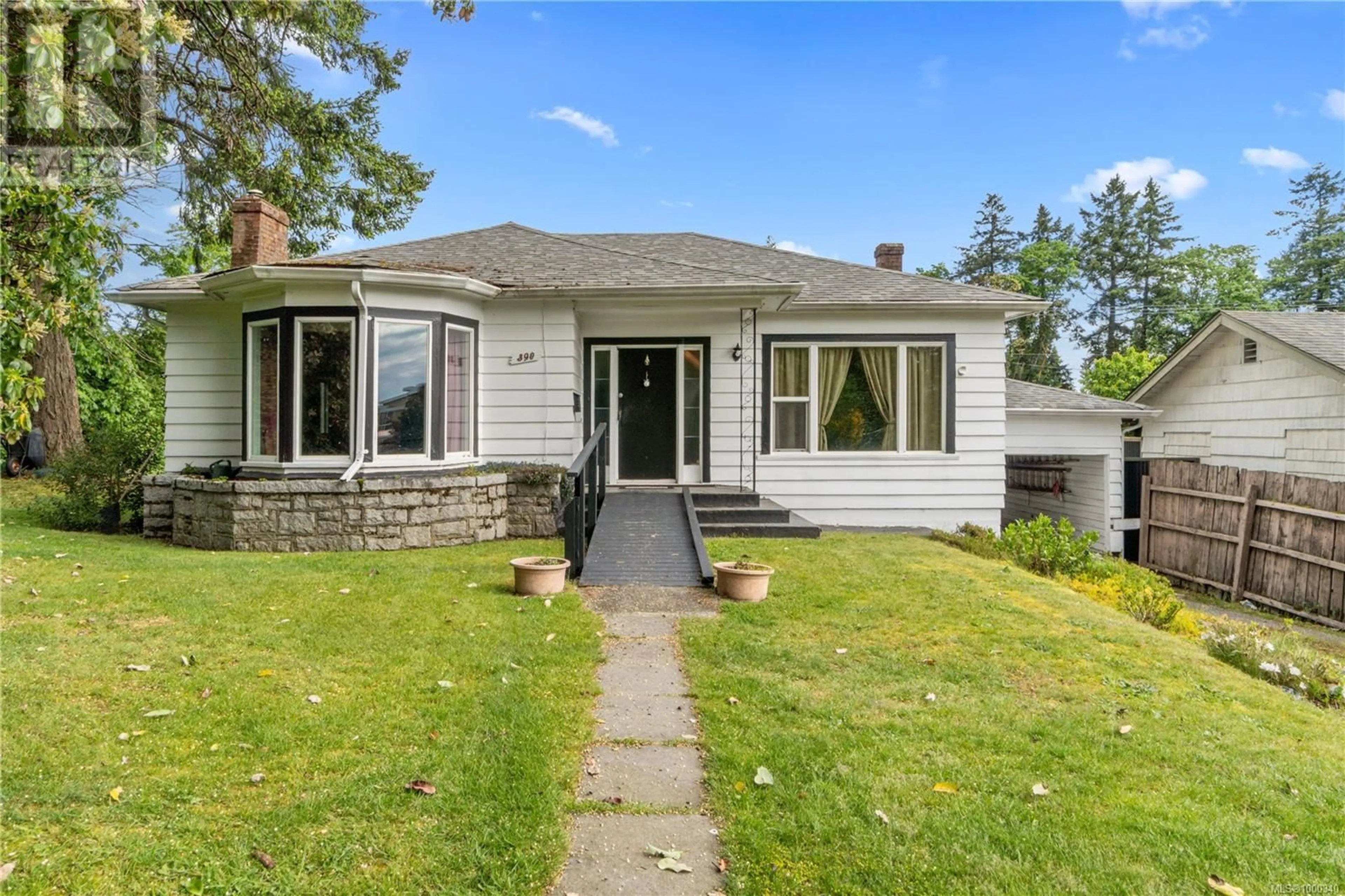 Home with vinyl exterior material, street for 390 CYPRESS STREET, Nanaimo British Columbia V9S1S1