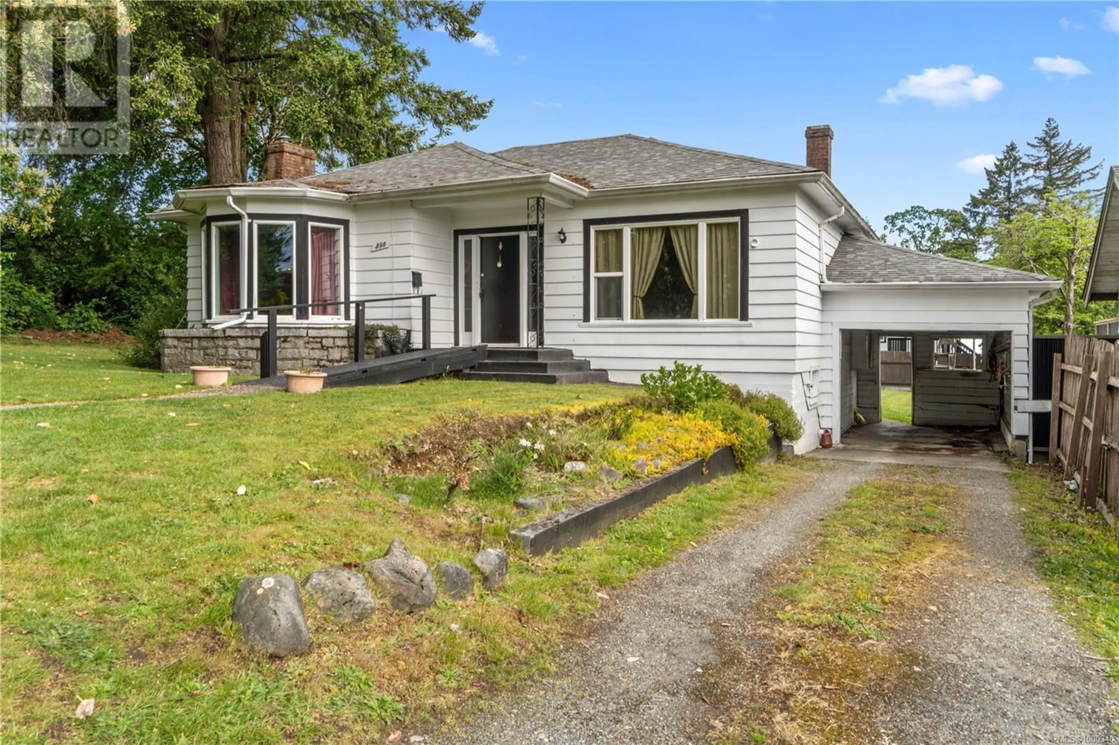 Home with vinyl exterior material, street for 390 CYPRESS STREET, Nanaimo British Columbia V9S1S1