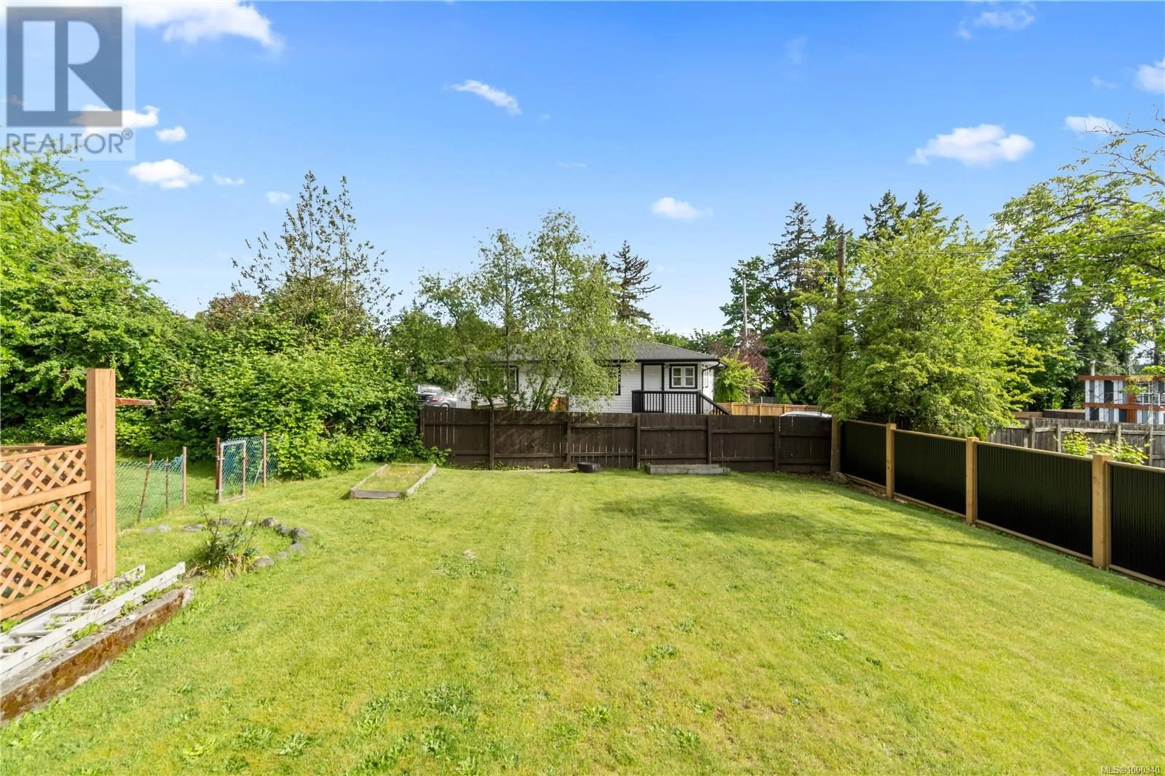 A pic from outside/outdoor area/front of a property/back of a property/a pic from drone, unknown for 390 CYPRESS STREET, Nanaimo British Columbia V9S1S1