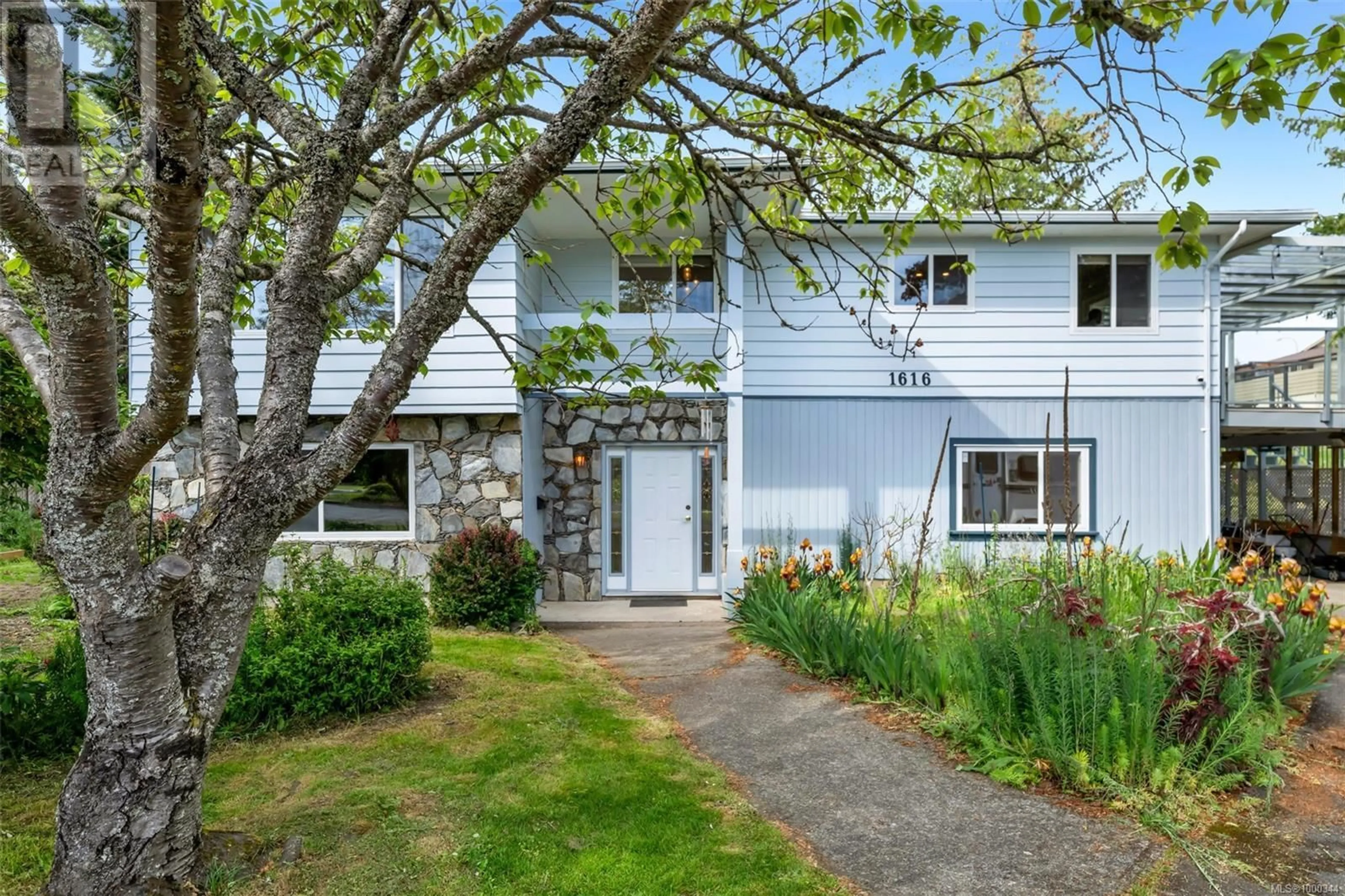 Home with vinyl exterior material, street for 1616 SARITA PLACE, Saanich British Columbia V8N3J4