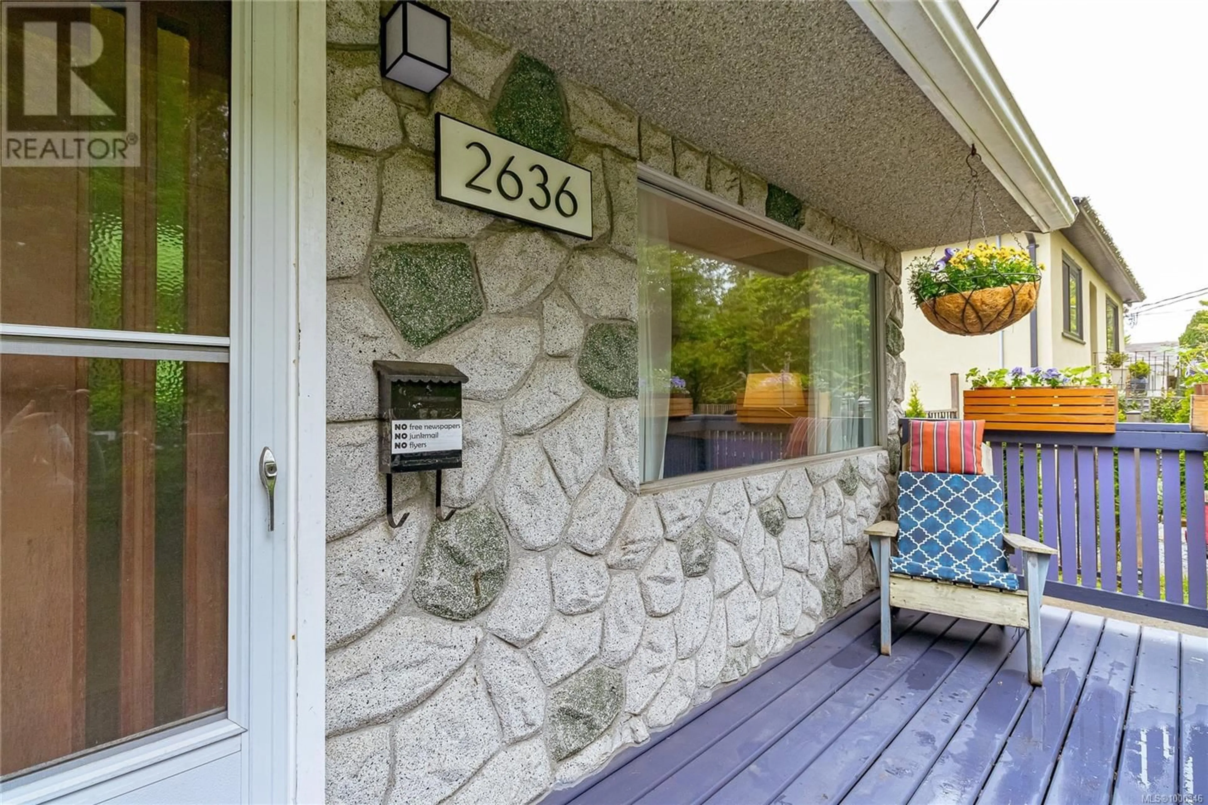 Unknown for 2636 VICTOR STREET, Victoria British Columbia V8R4E2