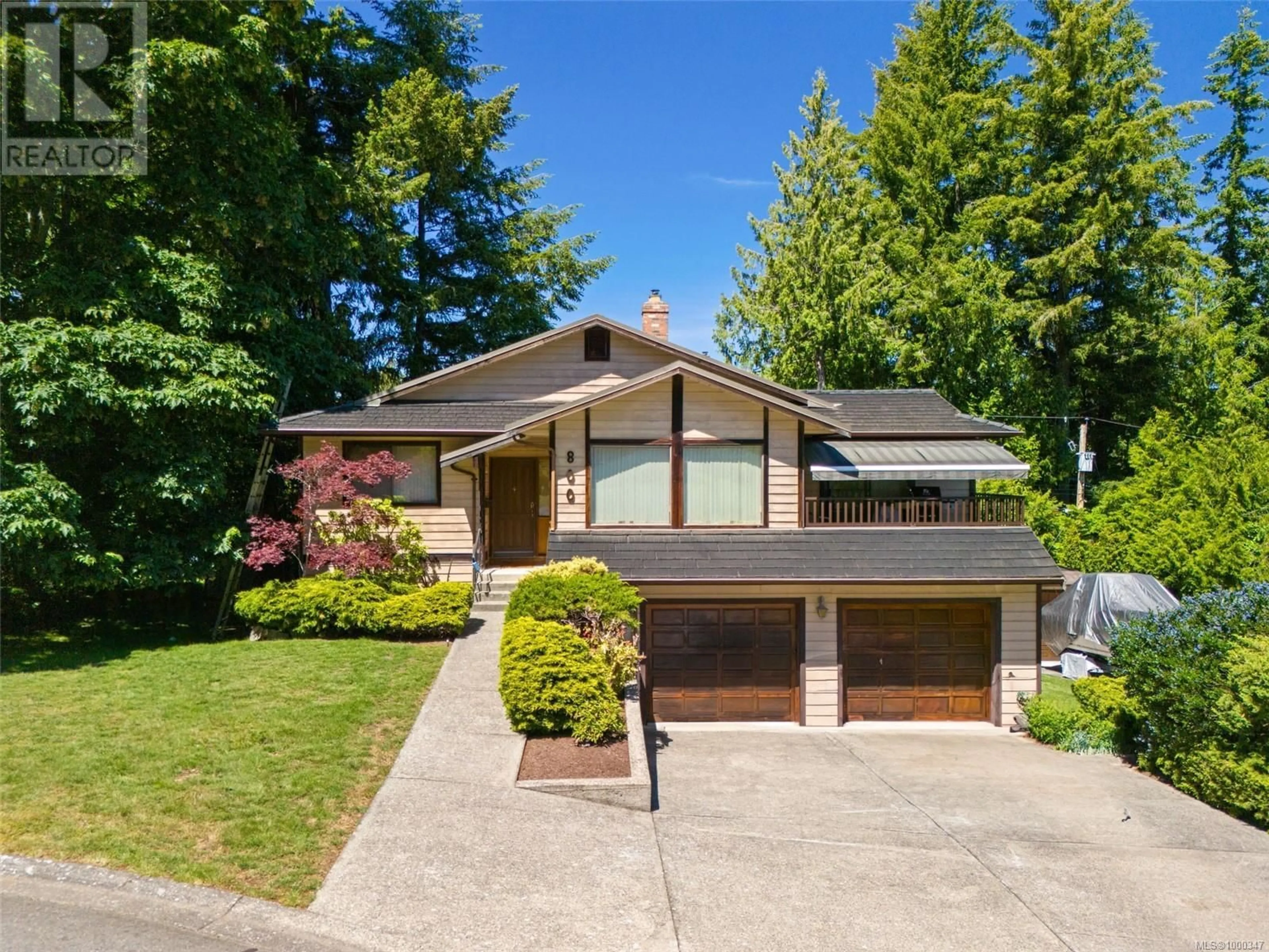 Home with vinyl exterior material, street for 800 SEAMIST PLACE, Saanich British Columbia V8Y2R4