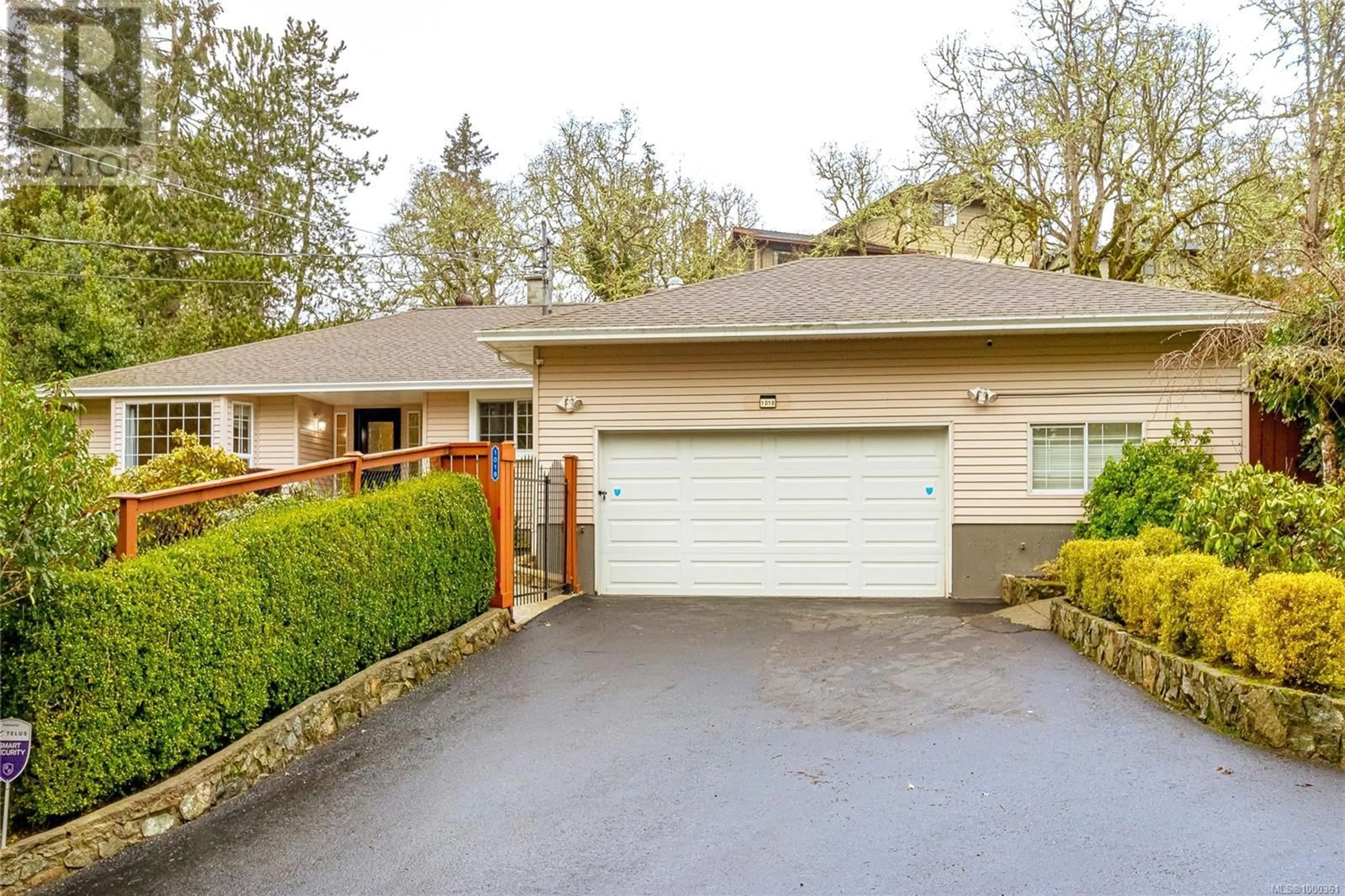 Home with vinyl exterior material, street for 1018 BENVENUTO AVENUE, Central Saanich British Columbia V8M1A1
