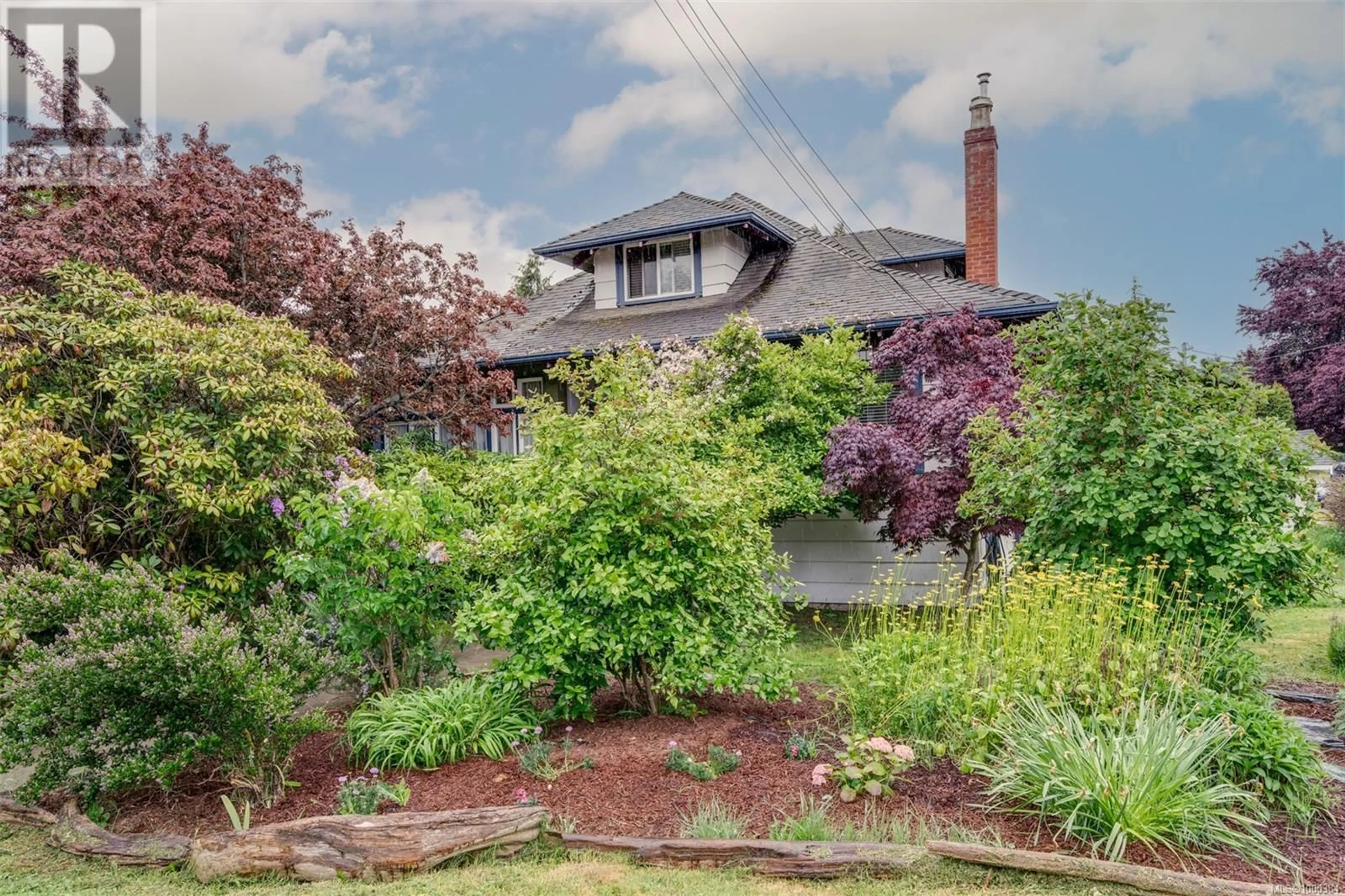 A pic from outside/outdoor area/front of a property/back of a property/a pic from drone, street for 1241 JUNO STREET, Esquimalt British Columbia V9A5J9