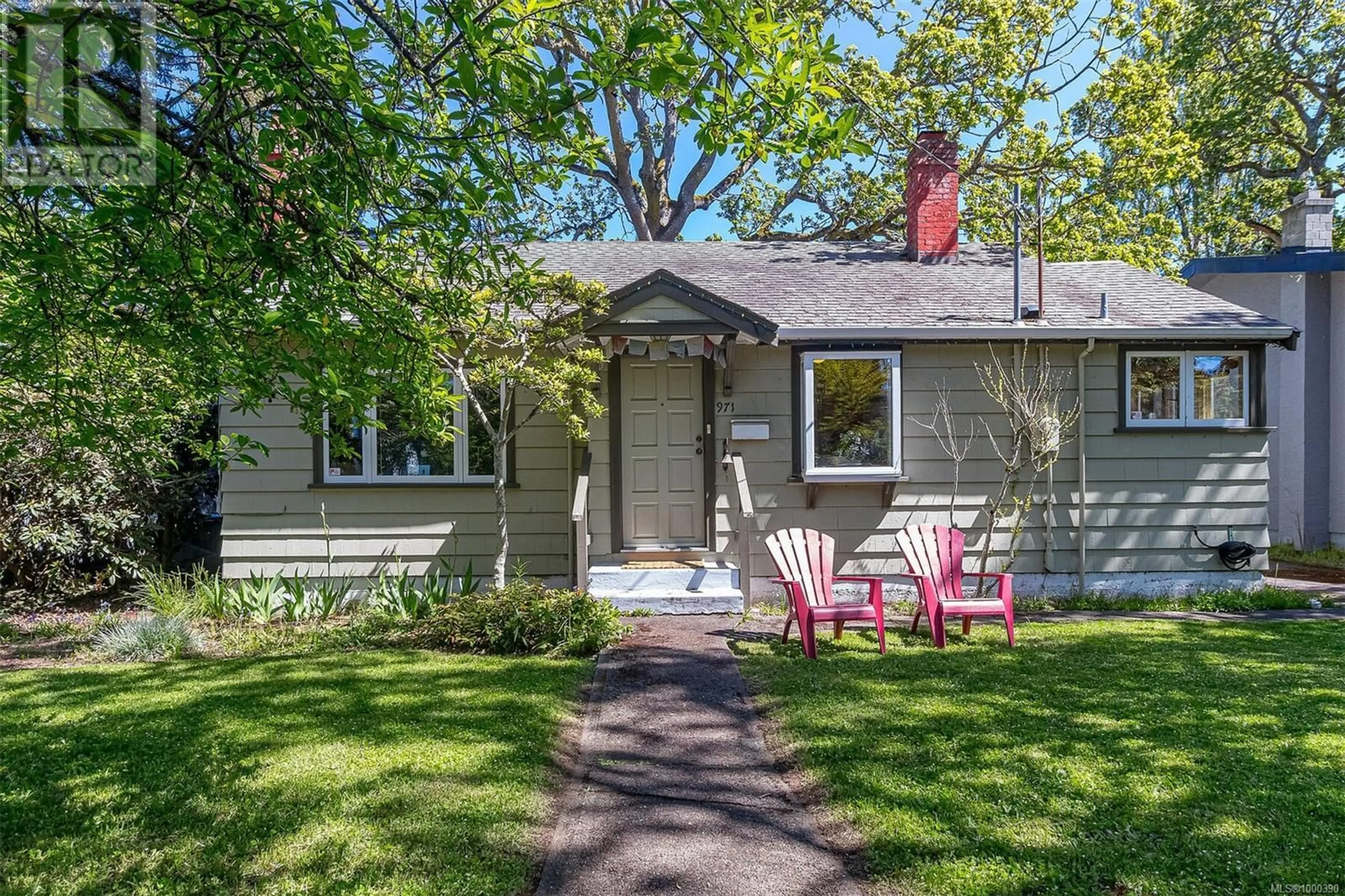 Patio, street for 971 WILMER STREET, Victoria British Columbia V8S4B8