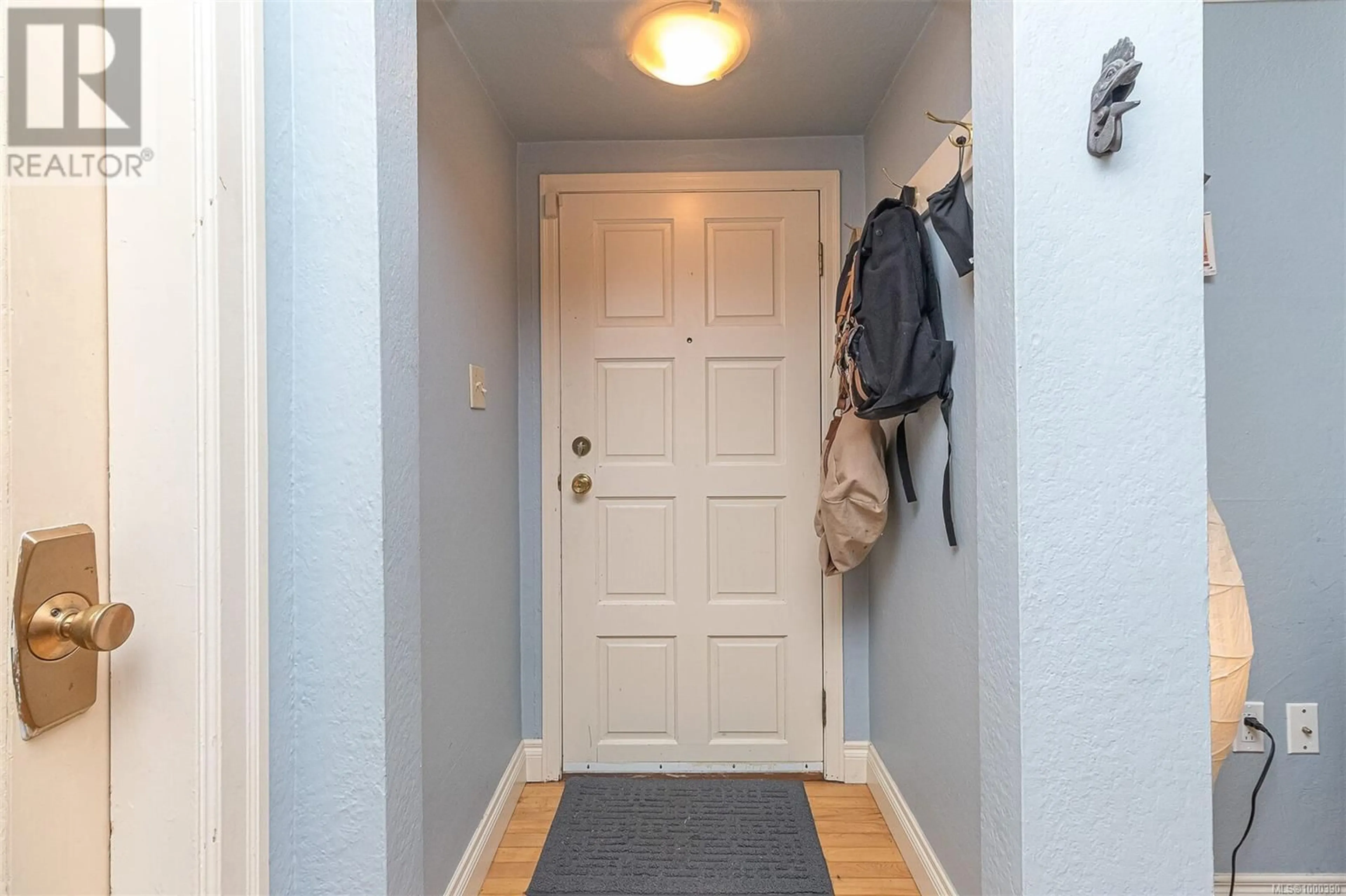Indoor entryway for 971 WILMER STREET, Victoria British Columbia V8S4B8