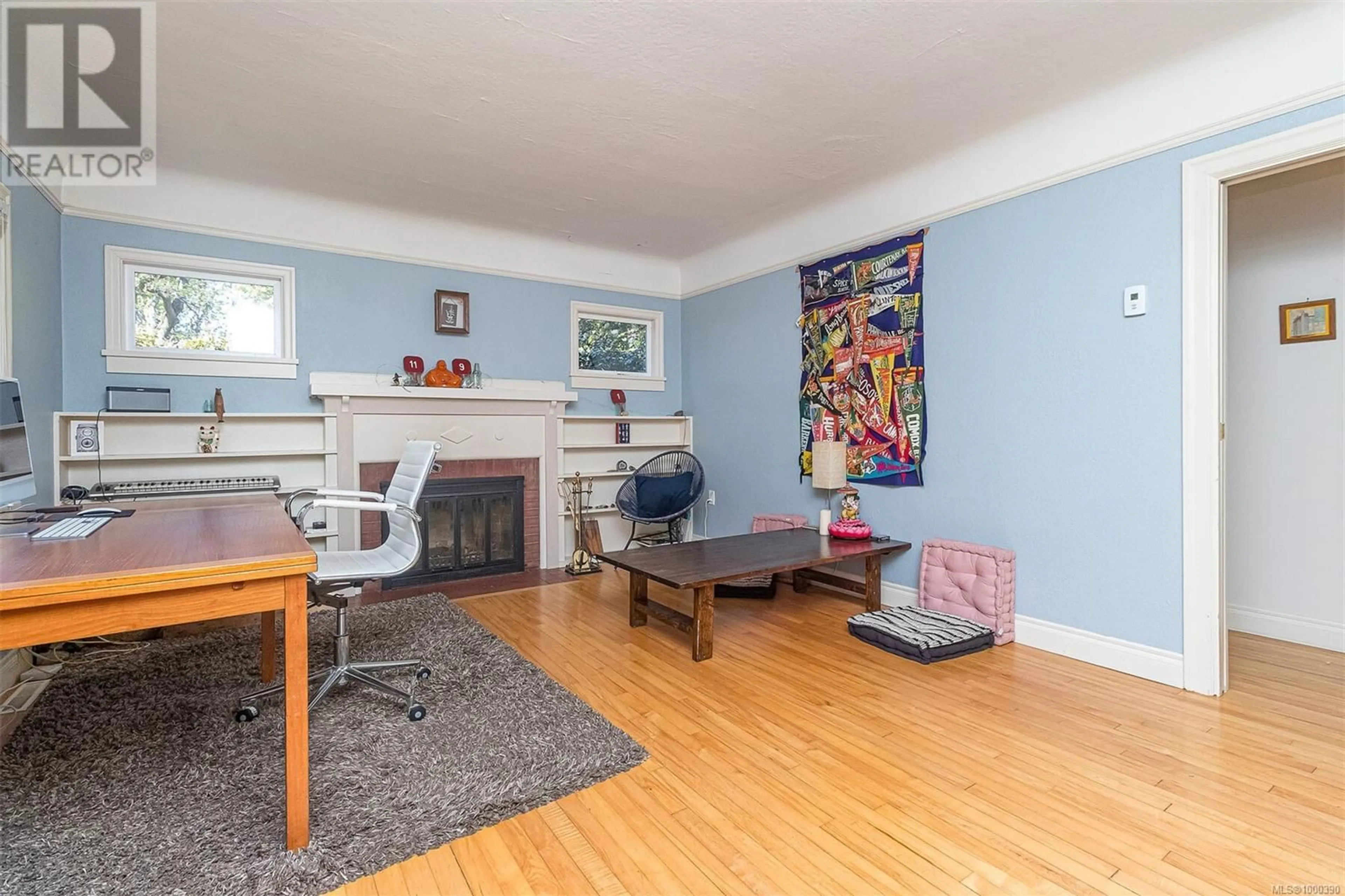 Living room with furniture, wood/laminate floor for 971 WILMER STREET, Victoria British Columbia V8S4B8