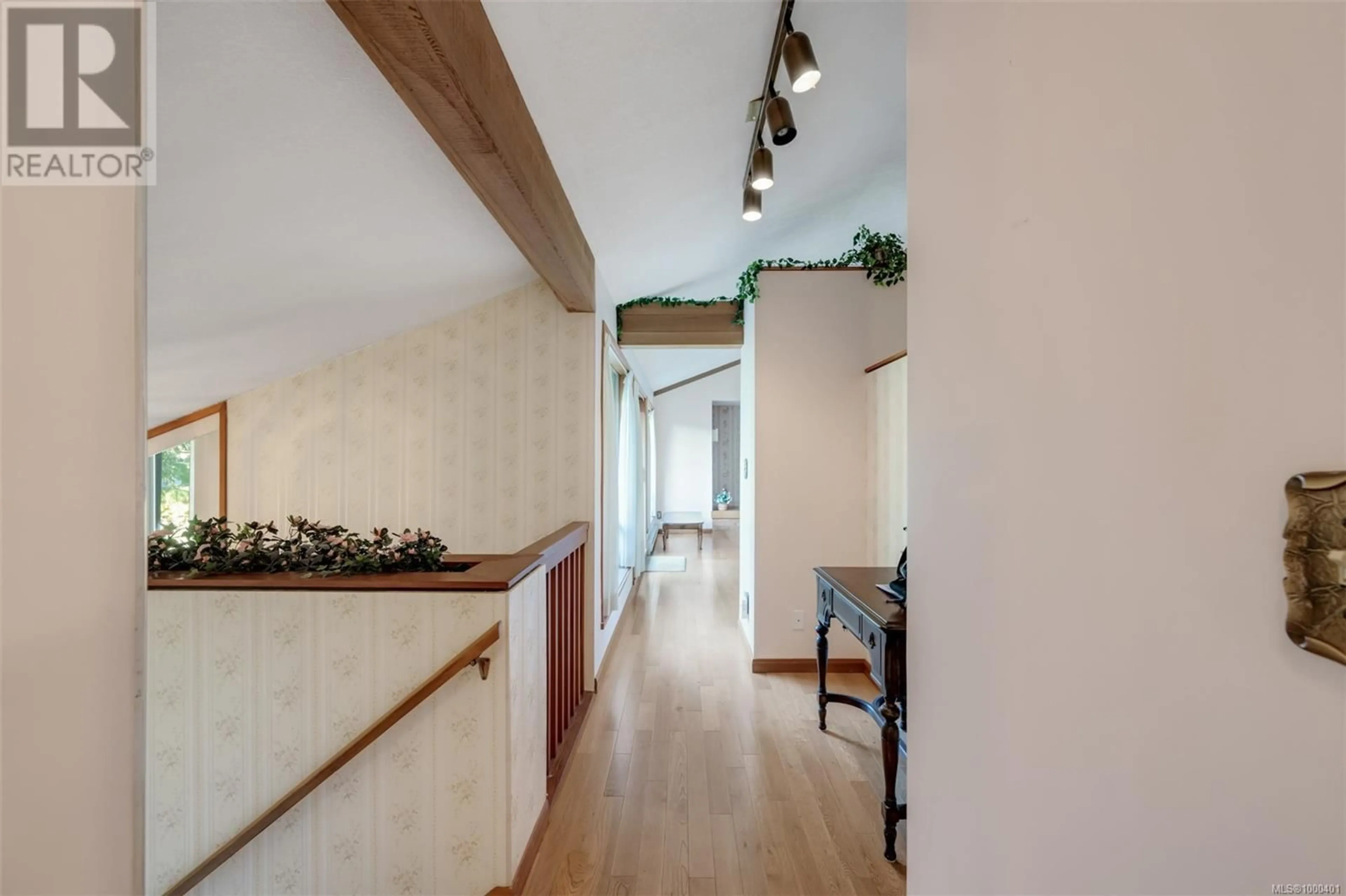 Indoor foyer for 28 - 909 CAROLWOOD DRIVE, Saanich British Columbia V8X3T9