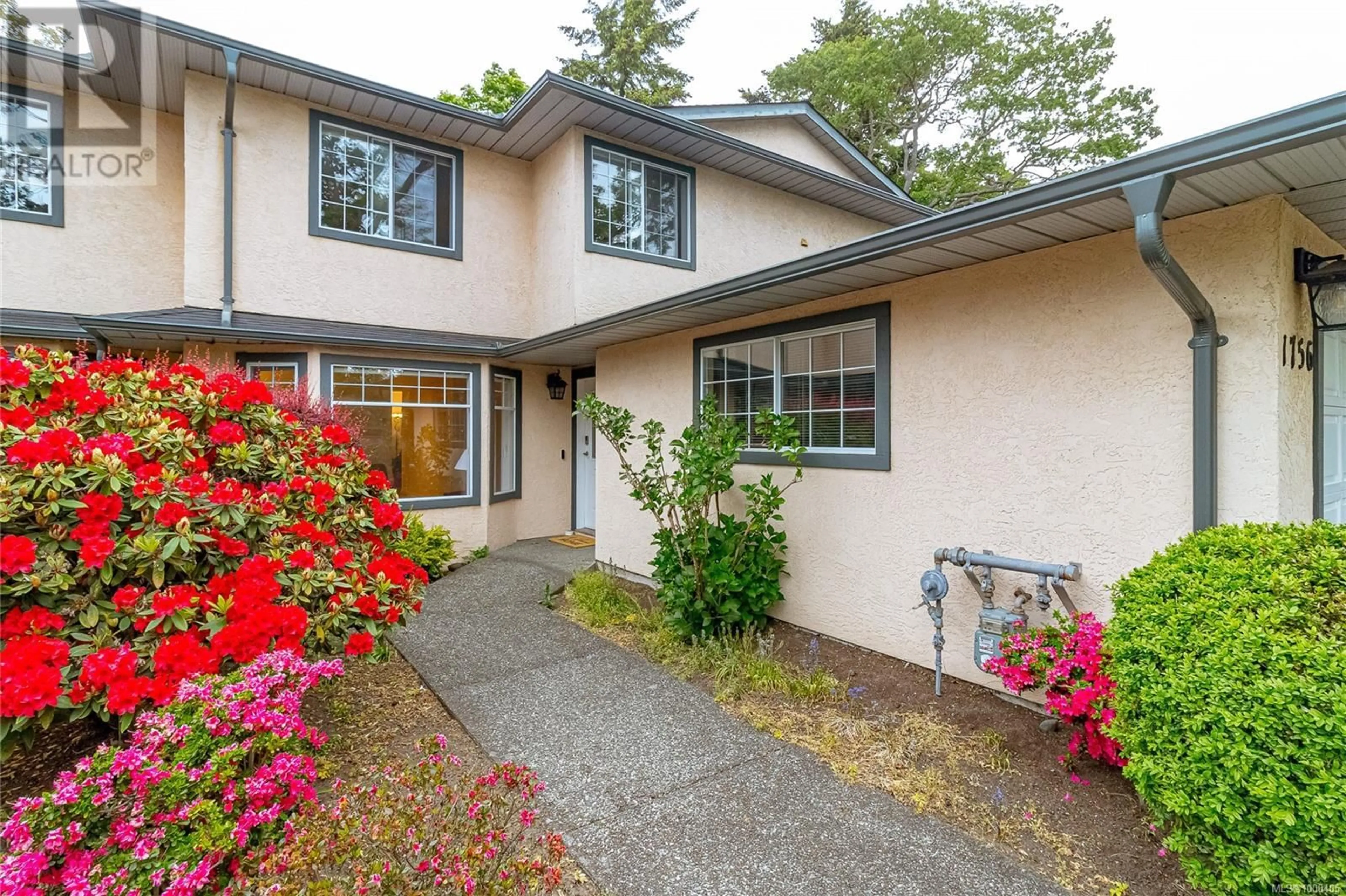 Home with vinyl exterior material, street for 1756 BAY STREET, Victoria British Columbia V8R2C1