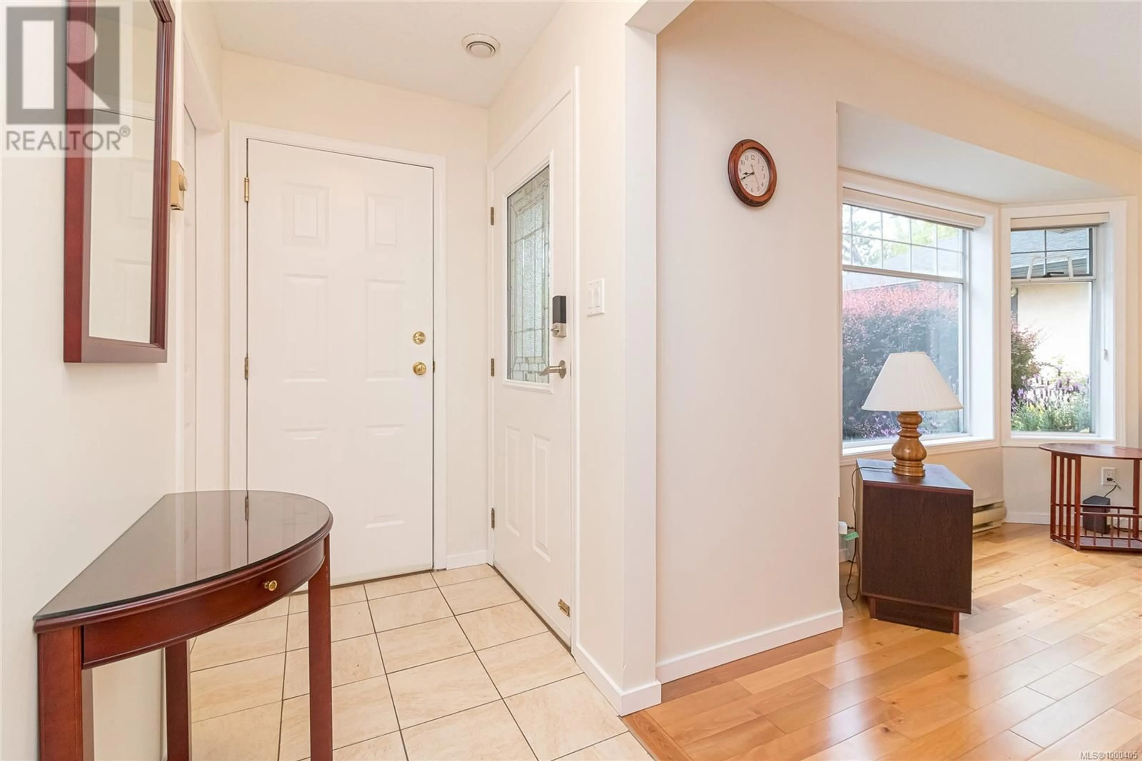 Indoor entryway for 1756 BAY STREET, Victoria British Columbia V8R2C1