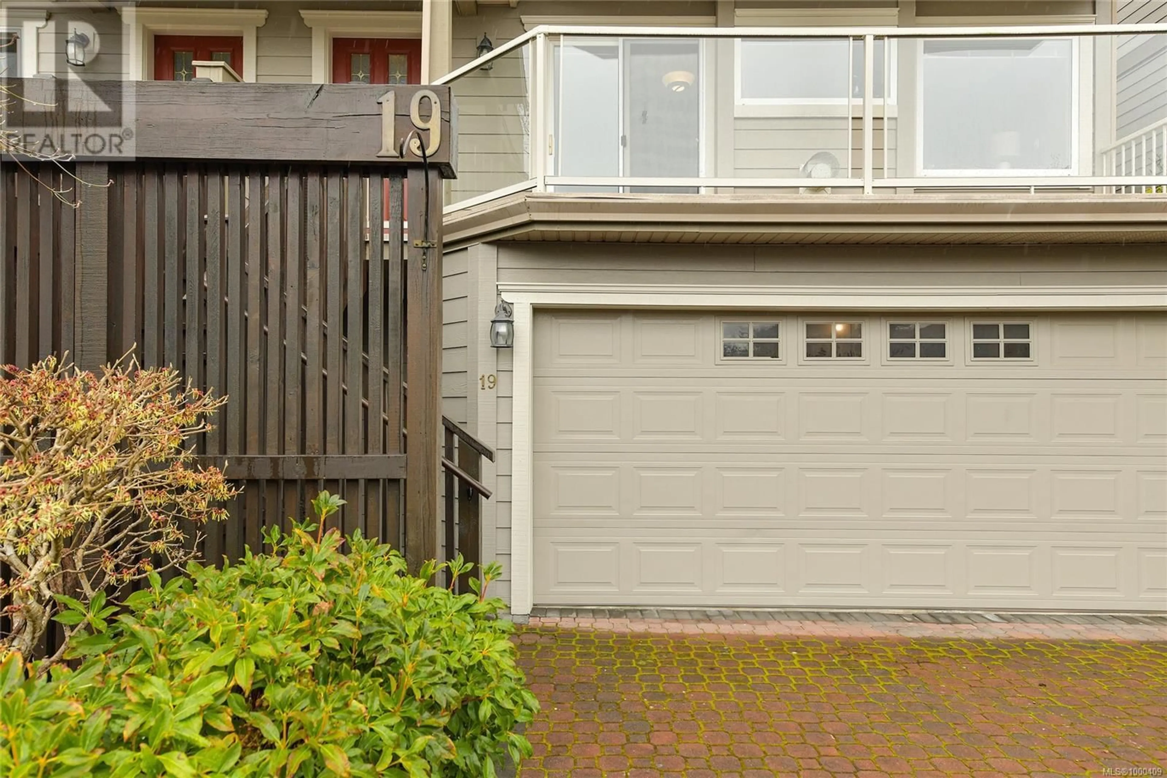 Home with vinyl exterior material, street for 19 - 118 ALDERSMITH PLACE, View Royal British Columbia V9A7M9