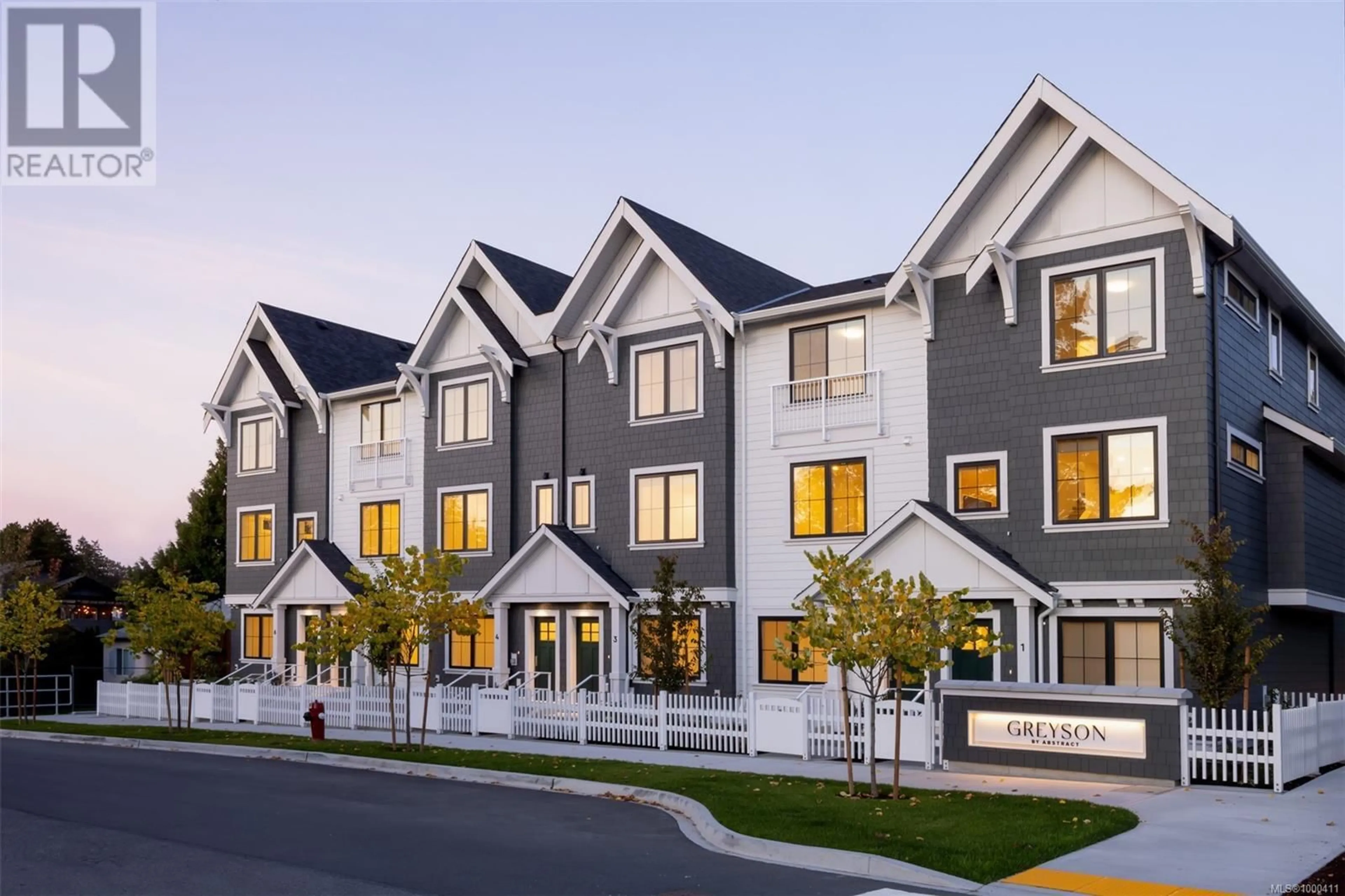 Home with vinyl exterior material, street for TH21 - 3450 WHITTIER AVENUE, Saanich British Columbia V8Z3R2