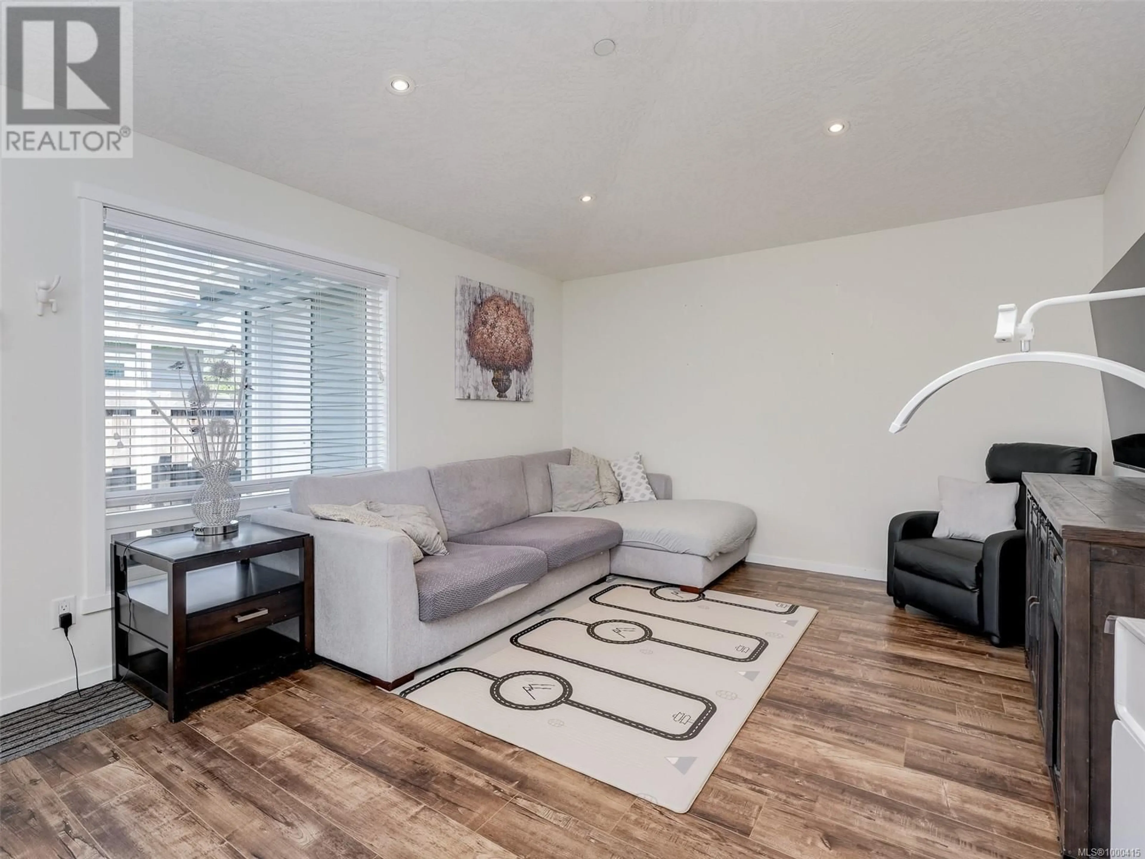 Living room with furniture, wood/laminate floor for 2 - 7650 QWUC CHUS LANE, Central Saanich British Columbia V8M0B4