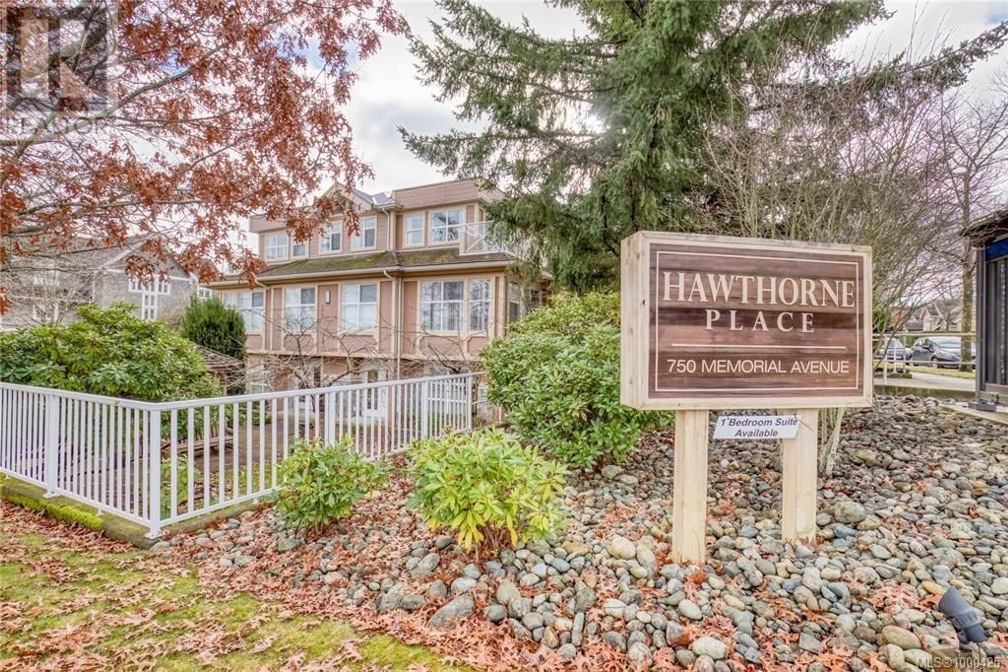 Indoor foyer for 203 - 750 MEMORIAL AVENUE, Qualicum Beach British Columbia V9K2P6