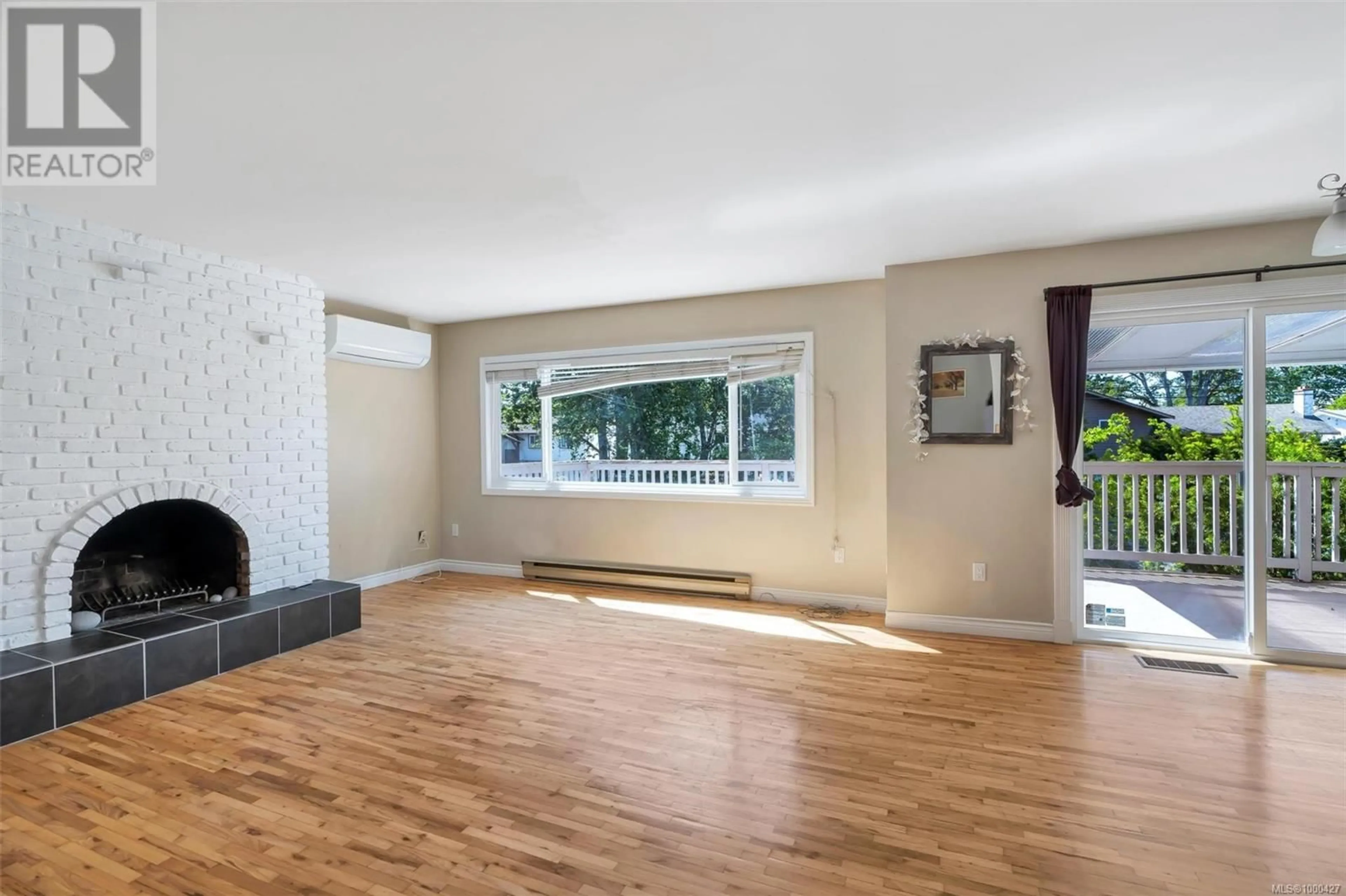 Living room with furniture, wood/laminate floor for 1736 FELTHAM ROAD, Saanich British Columbia V8N2A3
