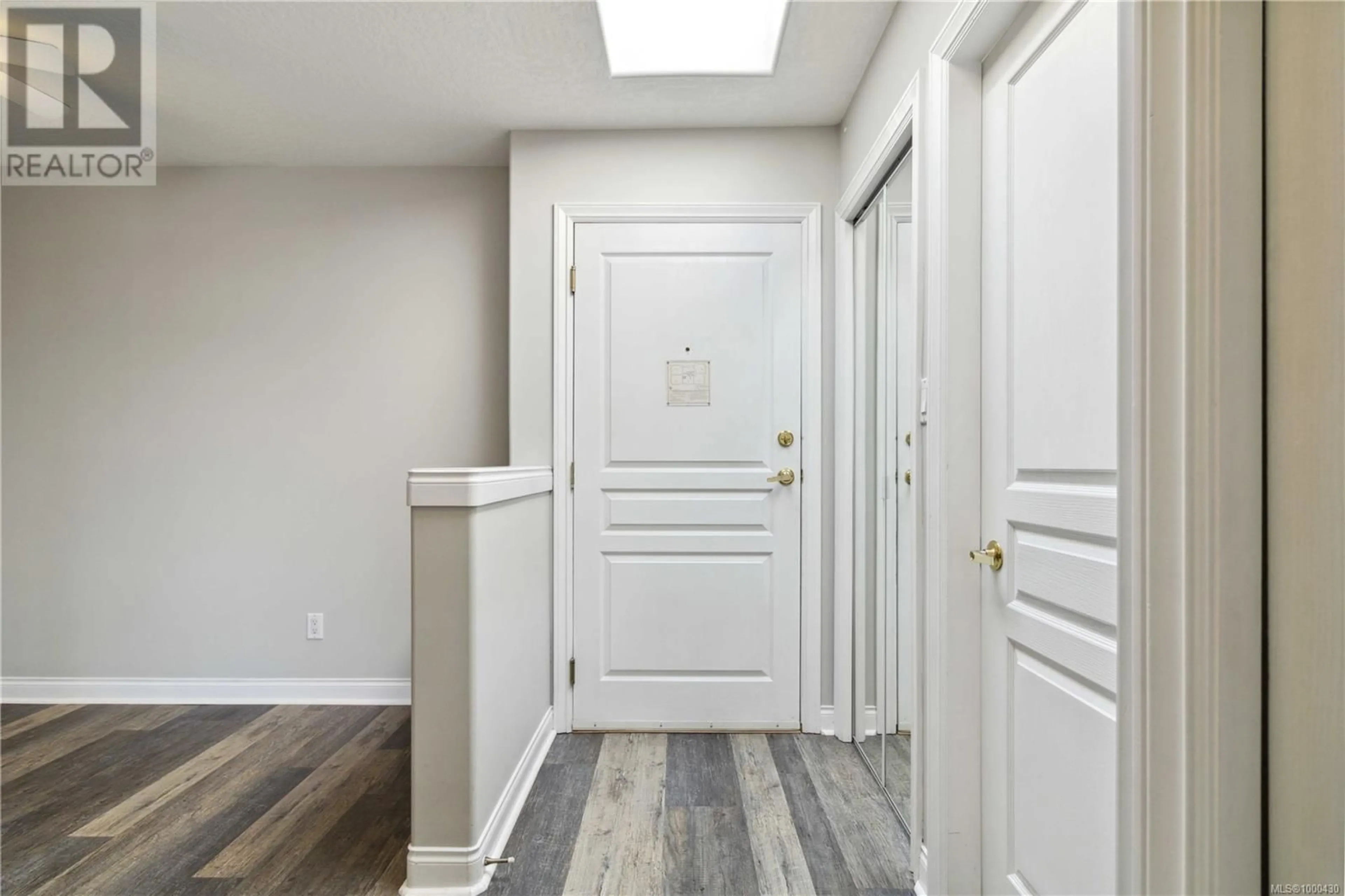 Indoor entryway for 406 - 1580 CHRISTMAS AVENUE, Saanich British Columbia V8P2X2