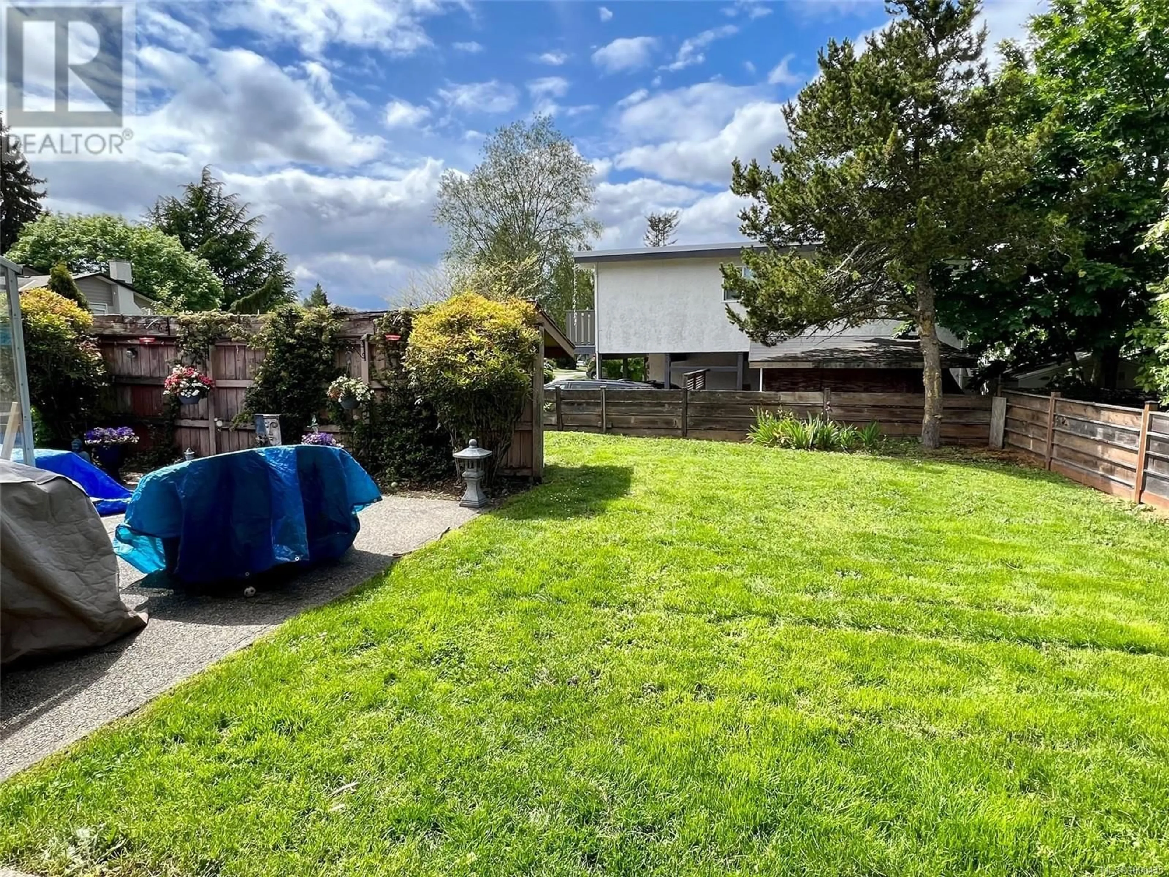 A pic from outside/outdoor area/front of a property/back of a property/a pic from drone, unknown for 4360 TORQUAY DRIVE, Saanich British Columbia V8N3L2