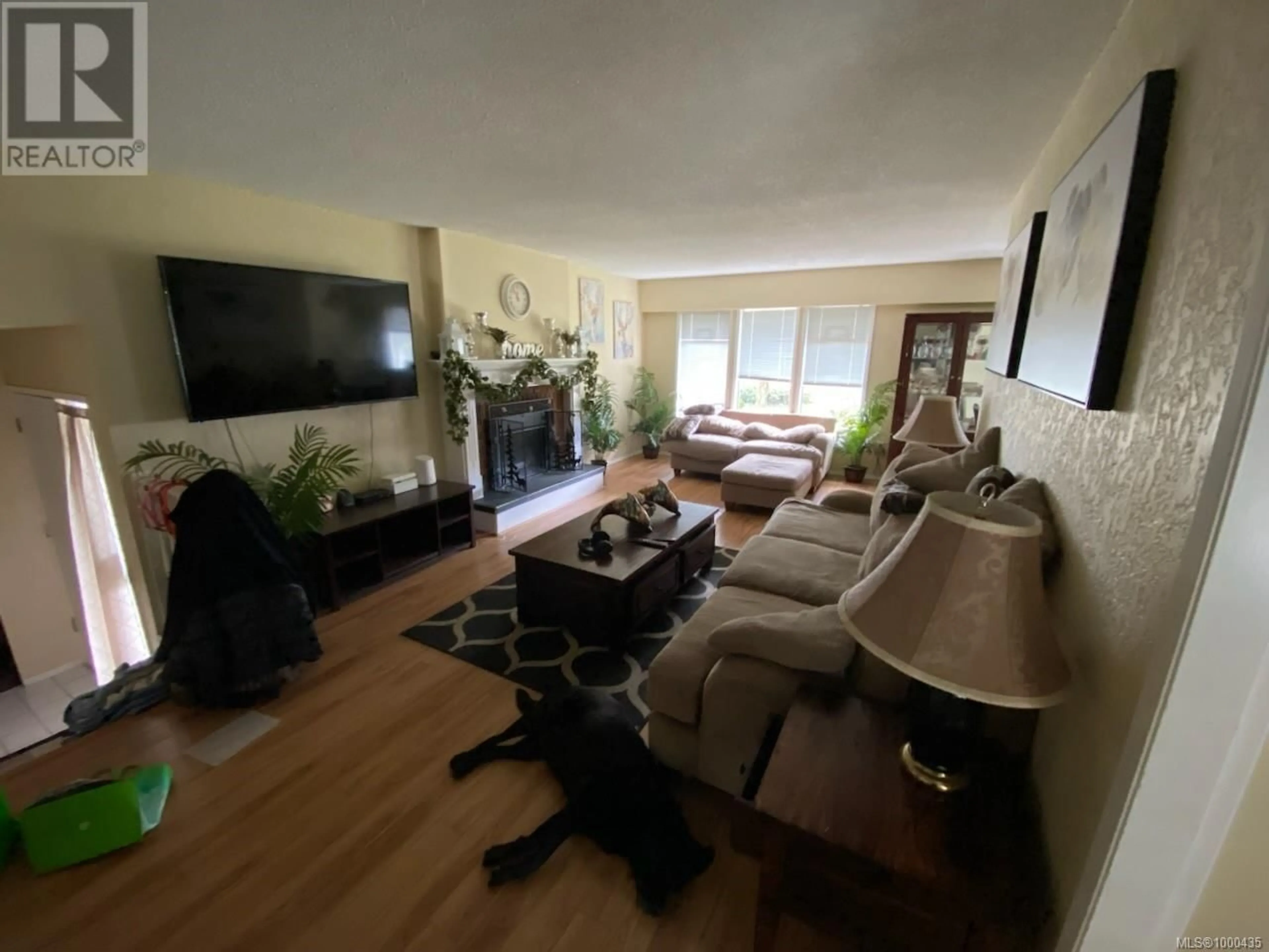 Living room with furniture, unknown for 4360 TORQUAY DRIVE, Saanich British Columbia V8N3L2