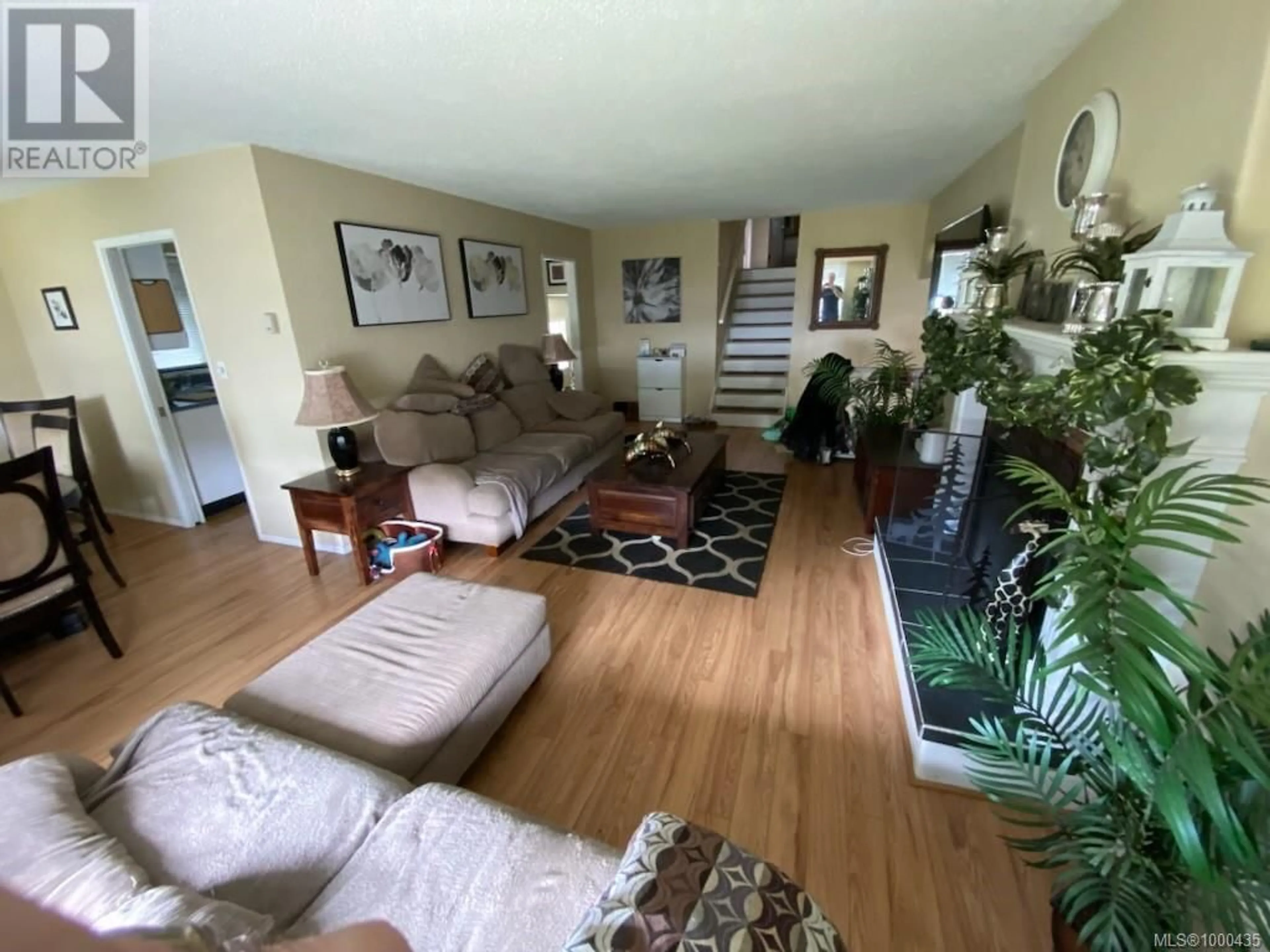 Living room with furniture, unknown for 4360 TORQUAY DRIVE, Saanich British Columbia V8N3L2