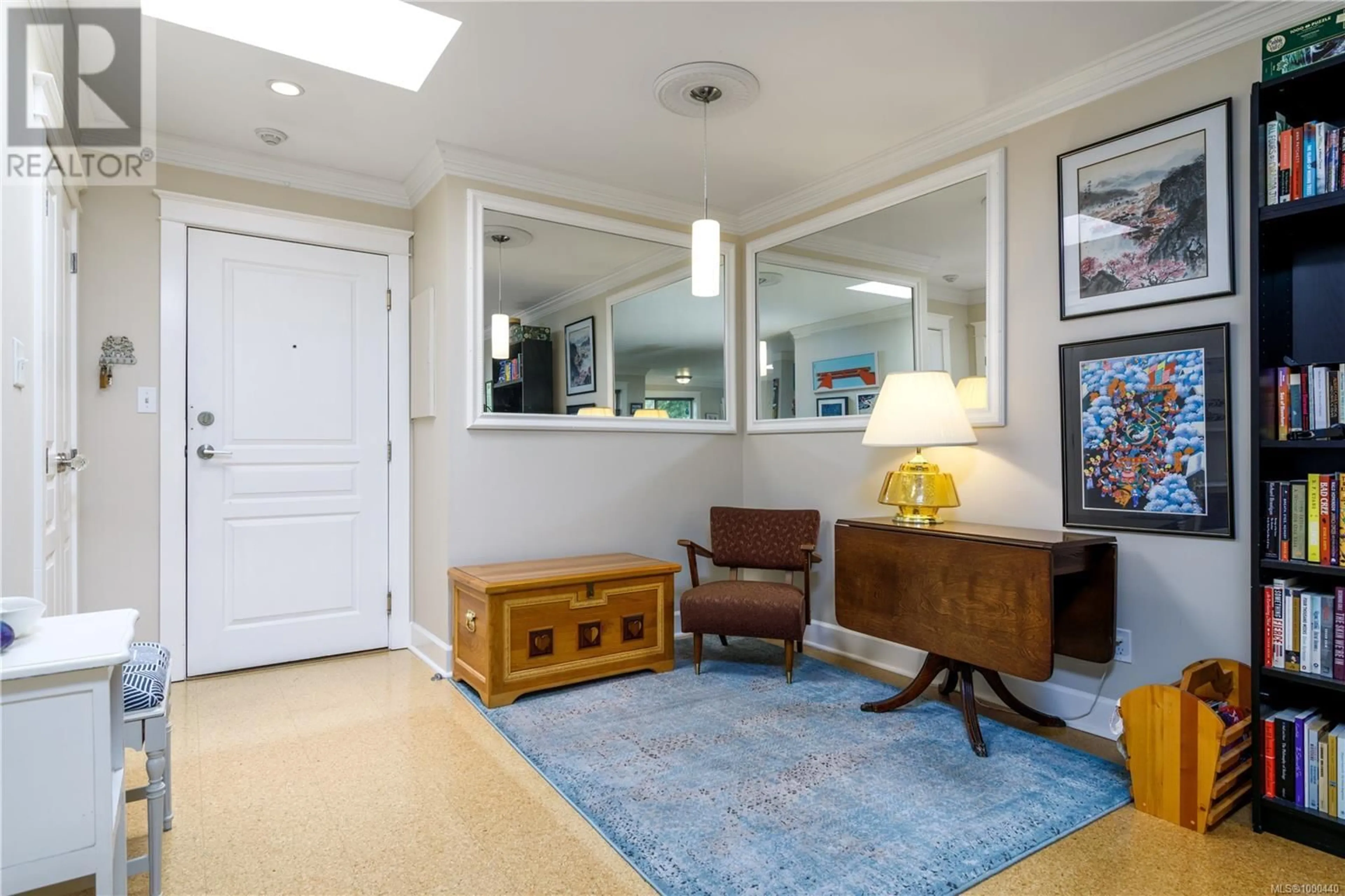 Indoor entryway for 402 - 1025 MEARES STREET, Victoria British Columbia V8V3J7
