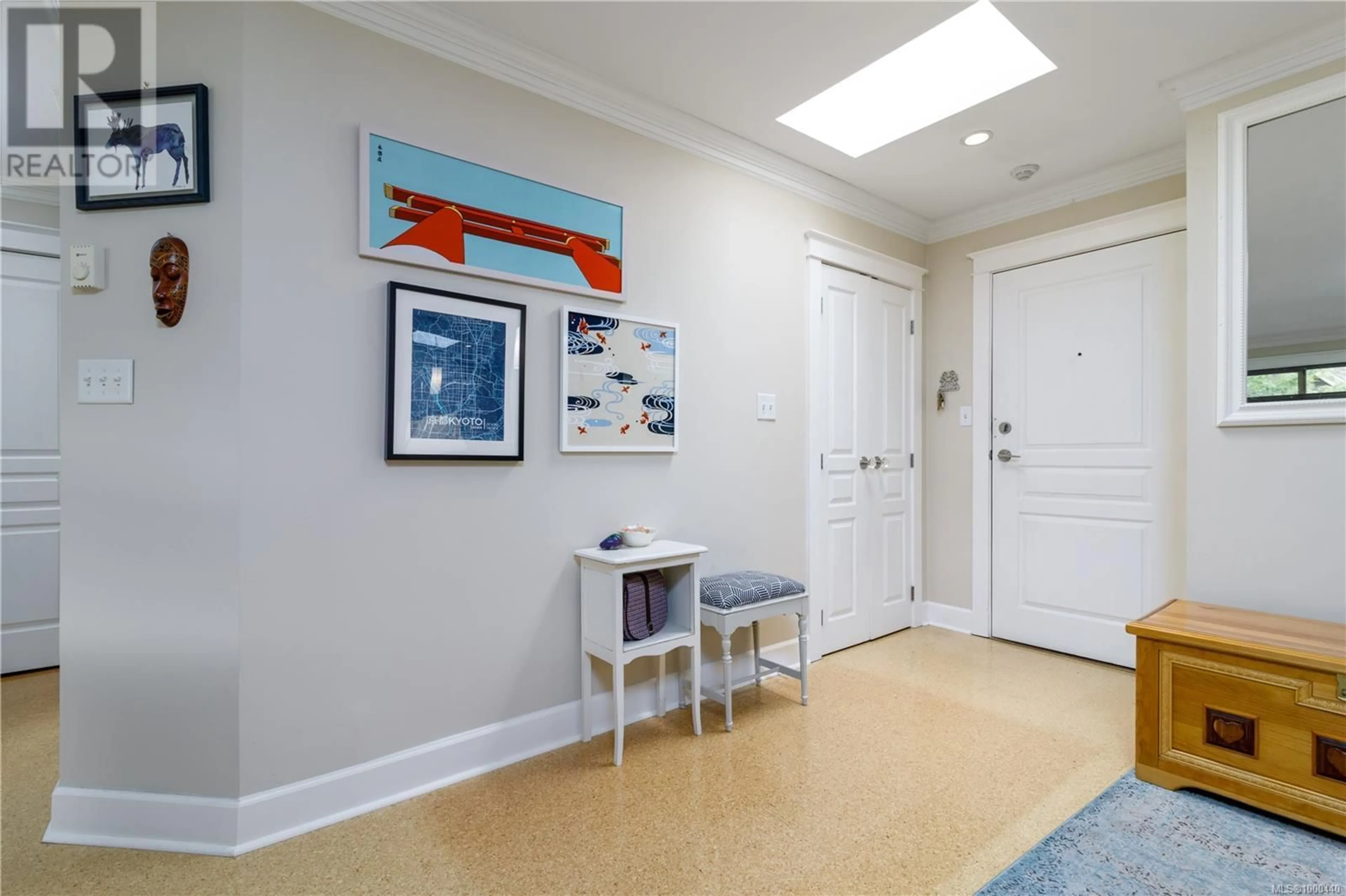 Indoor entryway for 402 - 1025 MEARES STREET, Victoria British Columbia V8V3J7