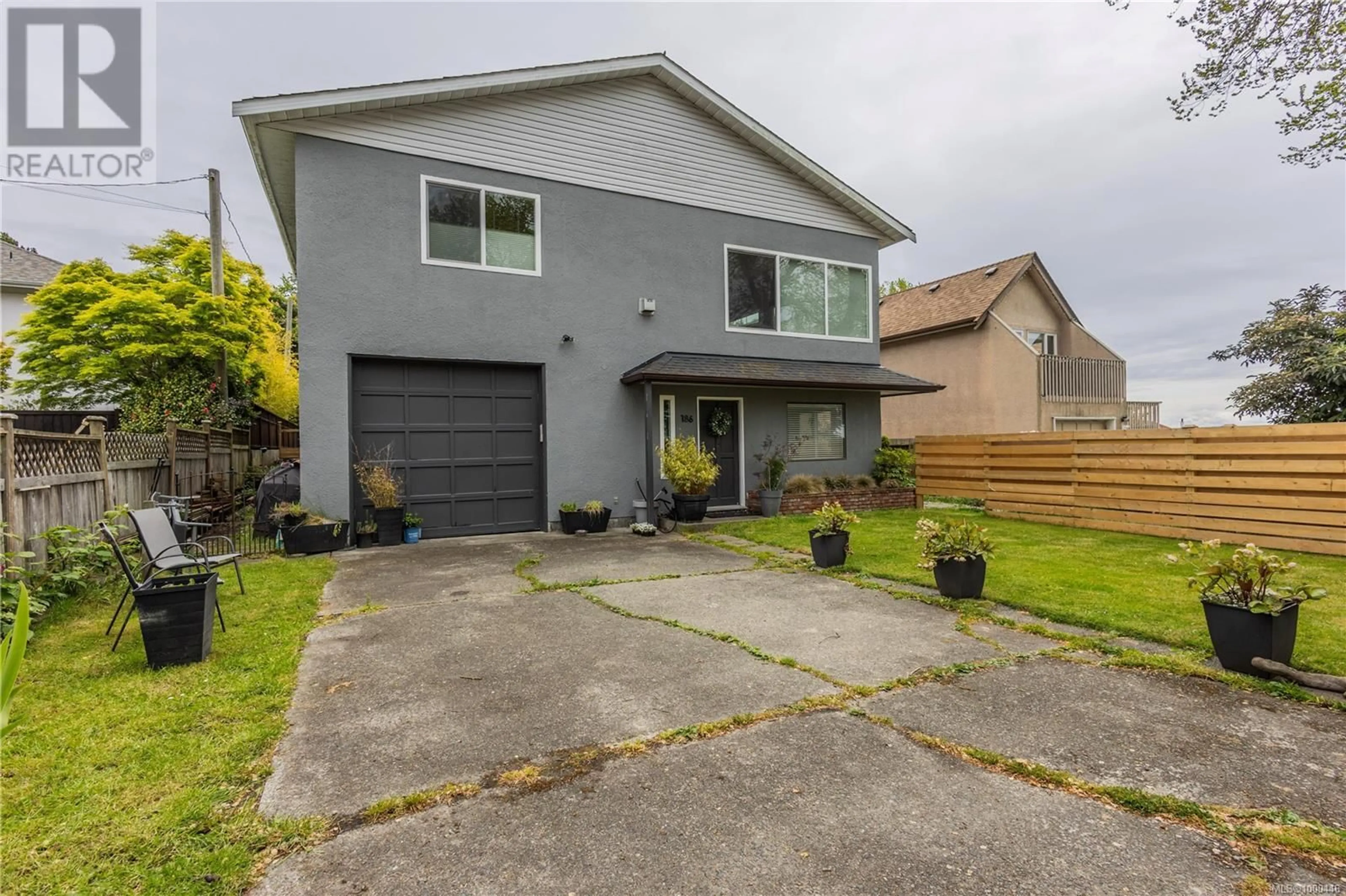 Home with vinyl exterior material, street for 184-186 ST. CHARLES STREET, Victoria British Columbia V8S3M7